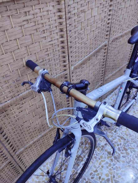 السلام عليكم 

دراجه ماركة #Bianchi بيانكا العالميه ماركه عالميه غنيه عن التعريف صنع ايطالي اصلي🇮🇹 البيانكا معروف فخر الصناعه الايطاليه🇮🇹 

 حجم 28 (C700)  ....فوول ألمنيوم خفيف جدا وسلس

لون مميز جدآ لون سمنتي سموك مطعم بأبيض  لامع ميتاليك

سستم شيمانو كامل سيت آلتوس #SHIMANO_ALTUS 

بدالات السرعه 8X3 سحب دفع #شاشه حديث سرعة جدا عالية 

بريكات سستم تيكترو Tektro سلس جدا حتى الفحمات مختومة

ستيرن رياضي نفخ مختوم بيانكا ...قبضات ربل طبي اصلي 

وياله زووم طبقتين ماركة مصممه لتحمل الاوزان الثقيله الطسات

 تايرات كتان اصليه ماركة ميشلين #VITTORIA_ZAFFIRO

سرج طبي اصلي مختوم بيانكا ...كمبليونات وياله وسرج سلايت

🔴الدراجه قطعه مال حاويه غير مستخدمه داخل العراق 
    ختم واحد ليبل واحد حتى السرج مختوم بيانكا 
     ما بيها اي نقص كامله وجاهزه 

المكان موصل الجانب الايسر ....السعر 225  الف (ثابت _ نهايتة) 

يوجد توصيل بغداد 

رقمي ***********
