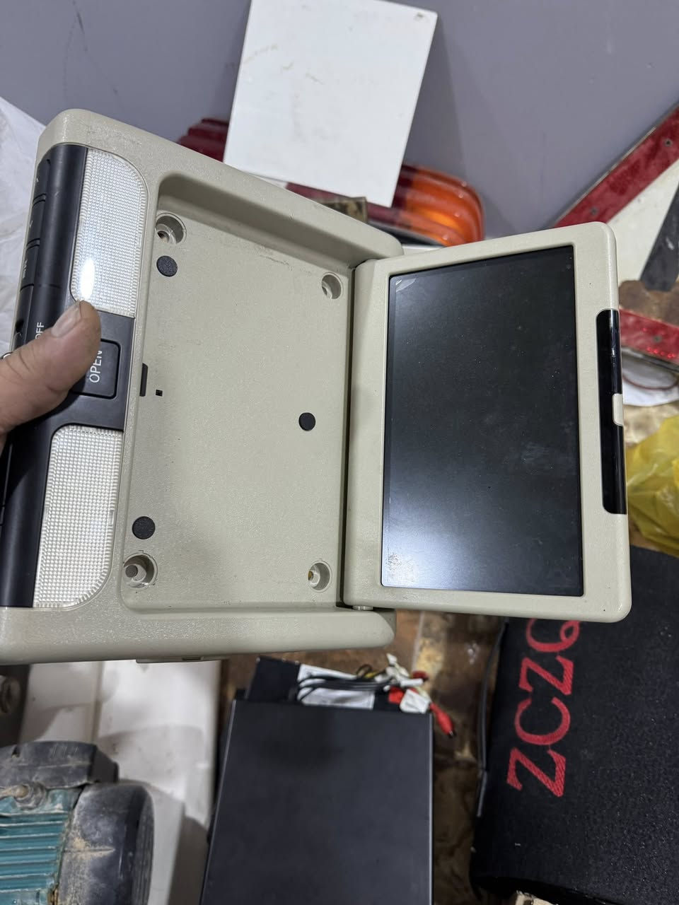 شاشه سقف ياباني اصلي نظافه 100‎%‎ مع ملحق DVD وترهم على شاشه السياره وليه منفذين صوره 
اناره داخليه واناره مع فتحت الباب وبيه اناره سكن على الدكم السعر 145 مع التوصيل


**إذا كنت صاحب هذا الإعلان وتريد حذفه لأي سبب، رجاءا أرسل رسالة إلى الدعم الفني**