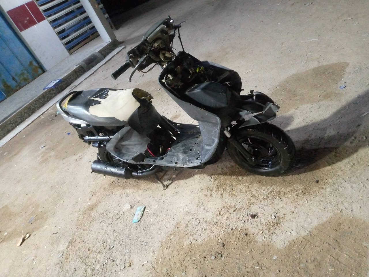 السلام عليكم دراجه فراشه كامله كلشي ماعوزها مكينه لفتح ول تجفيت تواير جيس توه شادهن  مكاني البصره الزبير السعر 250رقم هاتف ***********
