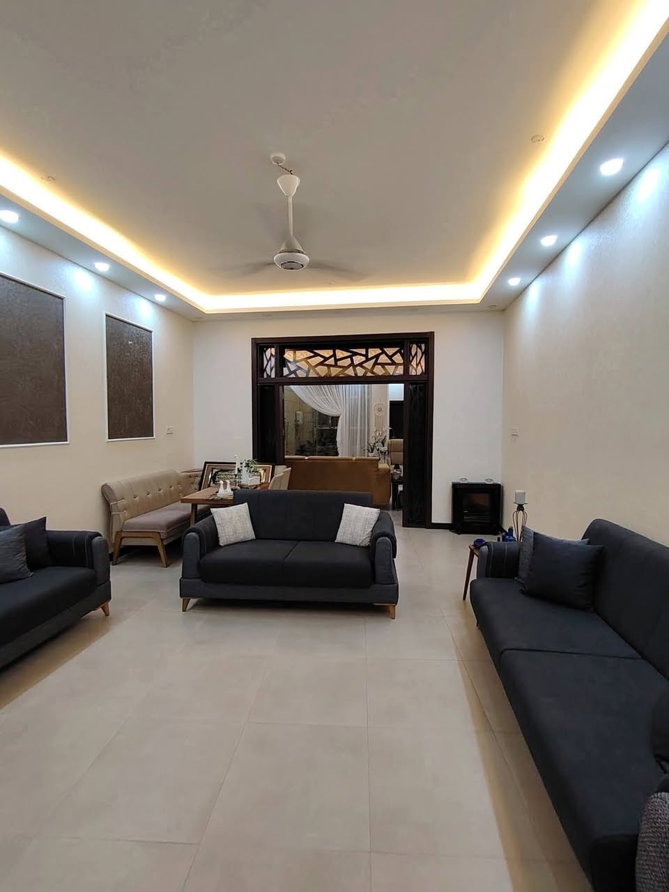 دار للبيع بناء حديث نادر الأولى قرب مجمع المدار س 
مساحته اة2 متر طابو زراعي سندة2 
الواجـهــــــة 0اامتر 
زال 25 متر 
الـ 
حنويات الـدار طابقين بناء حديث درجة أولئ 
ـق الأرضـ 
الطابـ 
غرفينـــــم وصاله وكليدور ومطبخ حار وبارد ومجمع صحيات 
داخلي وخارجي وكراج كببر وحديقة 
ـق الثانـ 
الطابــ 
غرفتين نــوـم وكليدور ومجمع صحيات 
ـلاســـــفـسـار***********
#موقع الكائن جمعية فرع صيدلية مرحبا 
#مكتب سولار لاند الهندسي ✅️
