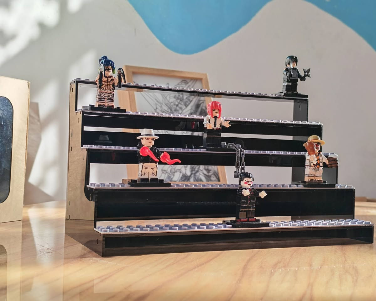 منصة عرض احترافية لشخصيات الليغو  -ذو تصميم مدرج 🏆
عارضة مميزة خاصة لشخصيات الليغو ذو قاعدة مكعبات متوافقة (اي انها مزودة بنقاط تثبيت الليغو) لضمان ثبات الشخصية و عدم سقوطها كما هو موضح بالصور ، و هذا ما يجعلها مصممة خصيصا لمحبين الليغو
مصنوعة بلون اسود فخم يبرز الوان الشخصيات الزاهية

مدرجة ضمن اربع طوابق و ذو عرض (٢٦ سم) يتسع لقرابة ٣٢ شخصية مختلفة، الصورة الأخيرة من المنشور توضح كم شخصية ممكن ان يصل الطابق الواحد من العارضة

مثالية للرفوف و خزائن العرض الزجاجية 

لمن تفيد هذه العارضة؟
١- لتجار مجسمات الليغو لعرض المجموعات المختلفة
٢- لهواة تجميع مجسمات الليغو لعرض مجسماتهم المختلفة و تصويرها

الشخصيات الموجودة ضمن العارضة هي للعرض لا تأتي مع العارضة، يمكن بيعها بشكل منفصل، وهي مجسمات ليغو للشخصيات التالية
١- شخصية ماكيما (makima) محبوبة الجماهير من انمي رجل المنشار 
٢- شخصية ايتاشي (itashi) من انمي ناروتو
٣- ملك القراصنة لوفي بملابس الصيف و المشروب
٤- موزان، ملك الشياطين من انمي قاتل الشياطين (demon slayer)
٥- غيوتارو، الشيطان الشهير في انمي قاتل الشياطين 
٦- ساو (saw) لمحبي عالم الرعب

سعر العارضة لوحدها : ١٥ الف دينار

سعر كل شخصية بشكل مفرد : ٣ آلاف

اما اذا كنت تريد العارضة مع كل الشخصيات فيكون السعر  فقط ٢٧ الف ☑️ 

توصيل خمسة آلاف لجميع محافظات العراق 🙏🙏🙏🙏🙏


**إذا كنت صاحب هذا الإعلان وتريد حذفه لأي سبب، رجاءا أرسل رسالة إلى الدعم الفني**