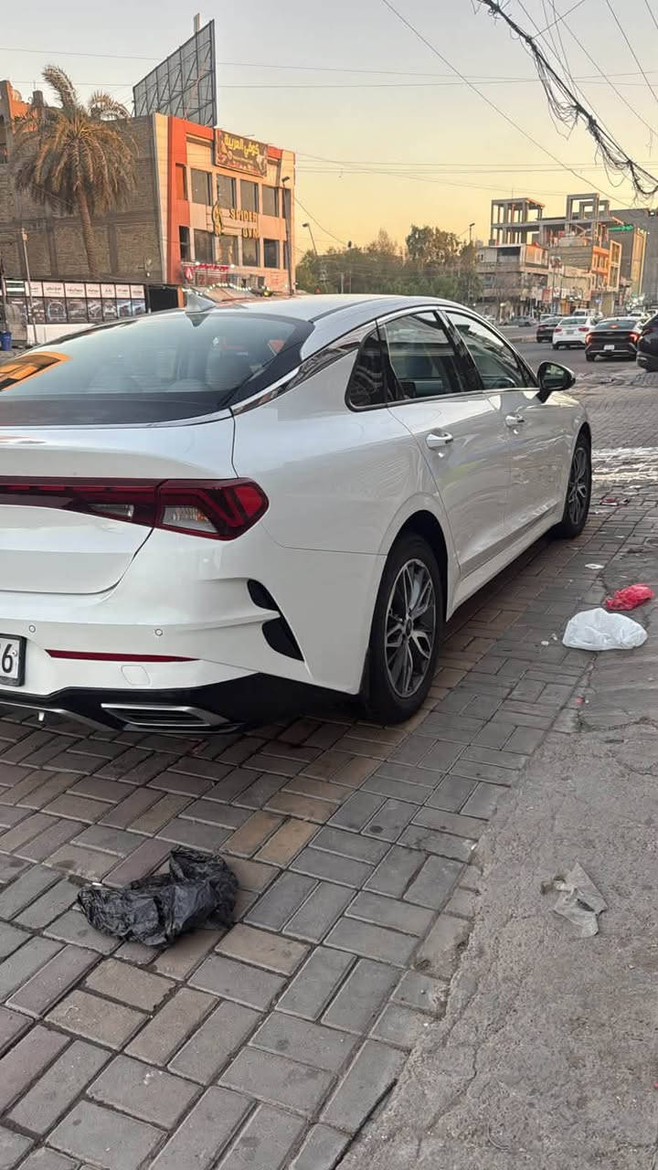 كي 5 مديل 23
خليجي
محرك 2000 دوش
بصمه 
كشنات جلد
كشنات كهربا
بكلايت لد مصطره
حساسات امامي خلفي
بيها باب سايق مبدل فقط 
وبارد مكانين قليل
مكان سياره بغداد 
للاستفسار
***********
