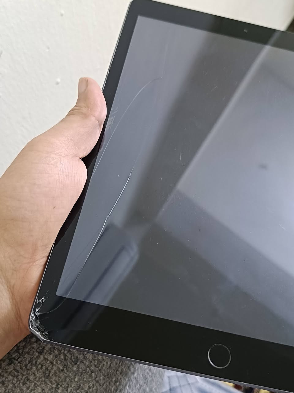 سلام عليكم ايباد 9 بدون ملحقات شاشه فطر ممثر بغداد 
***********
