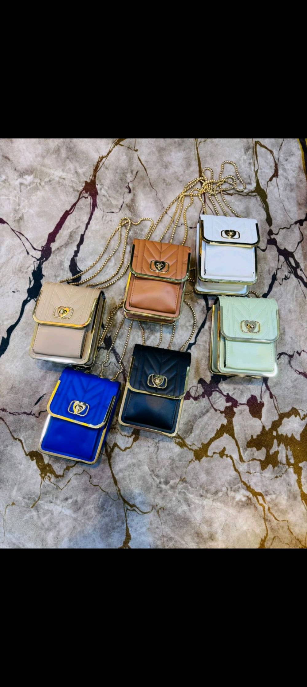 مجموعة متميزة من الحقائب النسائية بتصاميم أنيقة ومتنوعة تناسب جميع الأذواق. متوفرة بألوان وأنماط خلابة لتضفي لمسة من الأناقة على أي إطلالة.