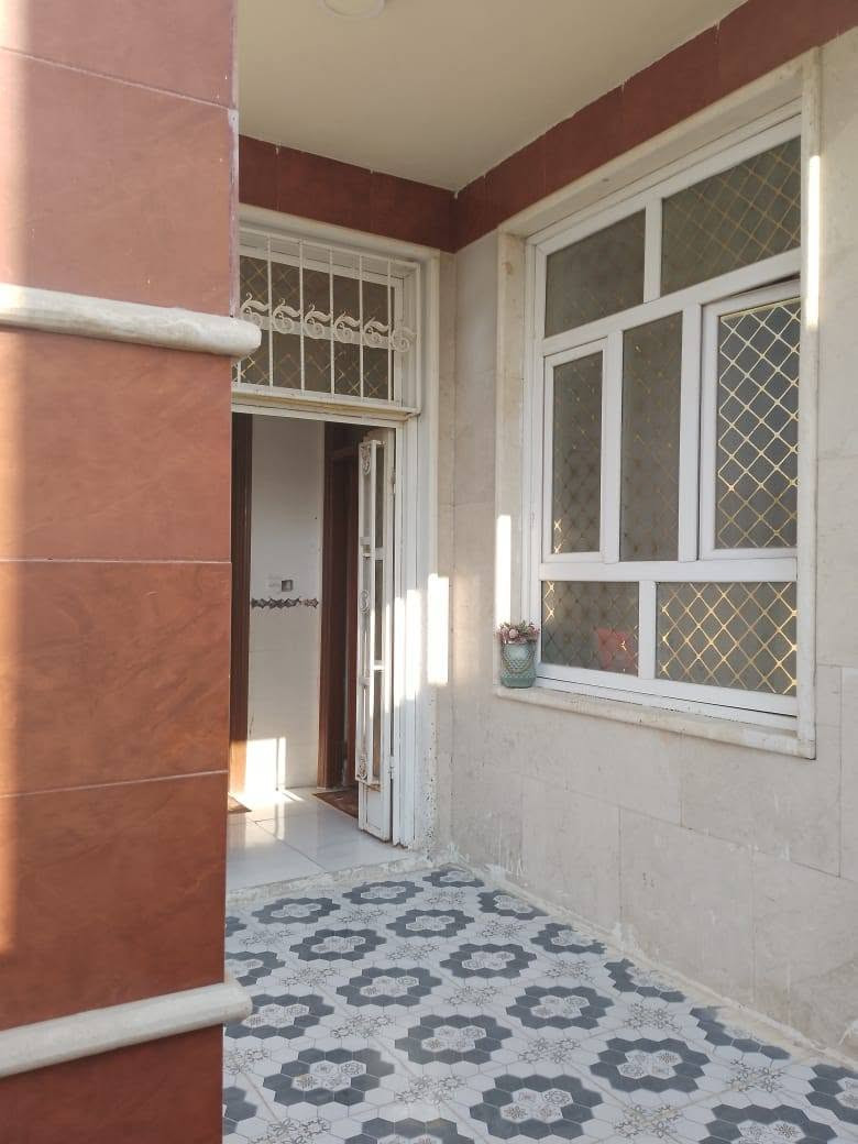 🏘️دار #للبيع 

بالأقساط فقط مقدمة لصاحب البيت 
والقرض للمصرف العقاري يبقى ورة المشتري 

يداور رسمي بأسم المشتري البيت والقرض فقط يحتاج تبديل كفيل 

📍 #الموقع:  حــــلة..  ناحية ابي غرق.. حي الحسين.. مجمع ارض بابل
  

✨ #المواصفات:  

طابو ملك صرف 

▫️ المساحـــــــة // 300م 
الواجهــــــــــة // 15م
النـــــــــــــــزال // 20م
................
🔹محتويات الدار

طابقين 

( 2 )غرف نوم وهــــــــــول وأستقبال  ومطبـــــــــخ ومجـمــــــــع صحيــــــــات خارجــــــــي وداخلـــــــــي...

بناء طابوق جمهوري  درجة أولى 
خدمات كاملة 
مجاري تبليط أرصفة وأنارة شوارع نت ضوئي 
نظام بوابة سكيورتي أمن 
•••••••••••••••••••••••••
ملاحظة البيت فارغ تسليم 🔑
----------------------
📞 للاستفسار عن السعر والمعاينة: 
الاتصال على الارقام :
***********☎️ 
***********
واتساب    
او مراجعة المكتب 
الحلة _ ناحية ابي غرق _ شارع الأمام _ مجاور كوفي مر الزمان 
مكتب البيرق  للعقار 

--------------------------------
✅ نستقبل جميع عروضكم السكنية 🏠 والتجارية 🏡 بكافة مناطق الحلة 
……………………………
