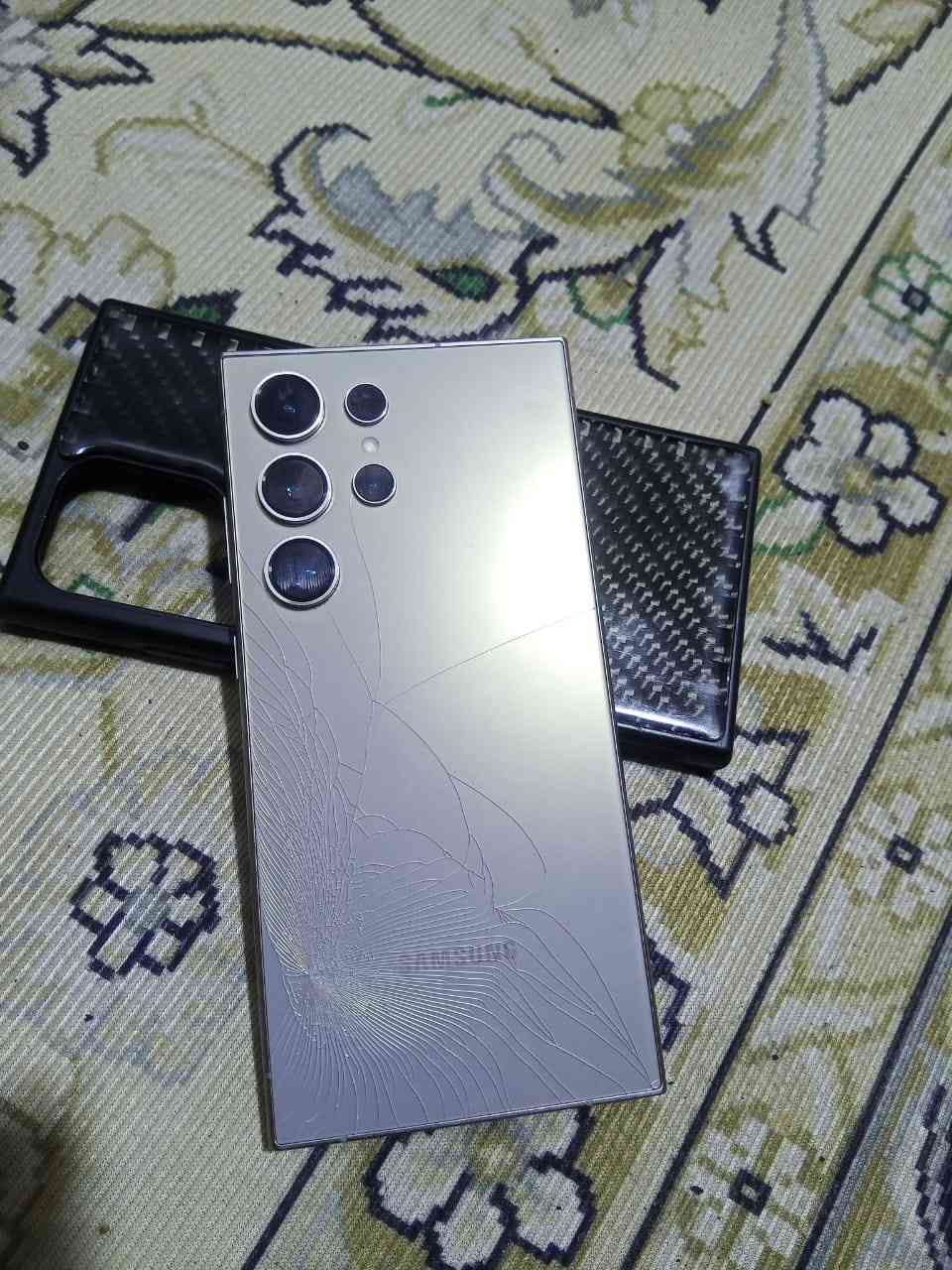 سلام عليكم اس ٢٤ الترا للبيع جهاز بس الضهر مكسور مكفول من اي عطل لو تصليح كارتون موجود سعره ٨٠٠ مكاني بصره ***********
