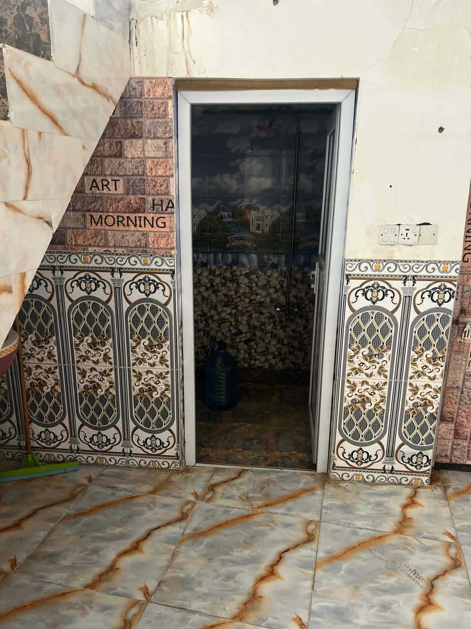 بيت بمنطقة السكك مساحته الكليه ١٥٤ متر
يتكون من غرفتين وصاله ومطبخ ومدخل وبرانيه وحمام داخلي وحمام خارجي بناء حديث طابوق كله السطح اشتايكر وداخل البيت بورك مثل ماواضح بالصور والارضيه كرانيت الكراج والداخل بورسلين يرهم بيع او مراوس بشقه بالعصافير ***********
