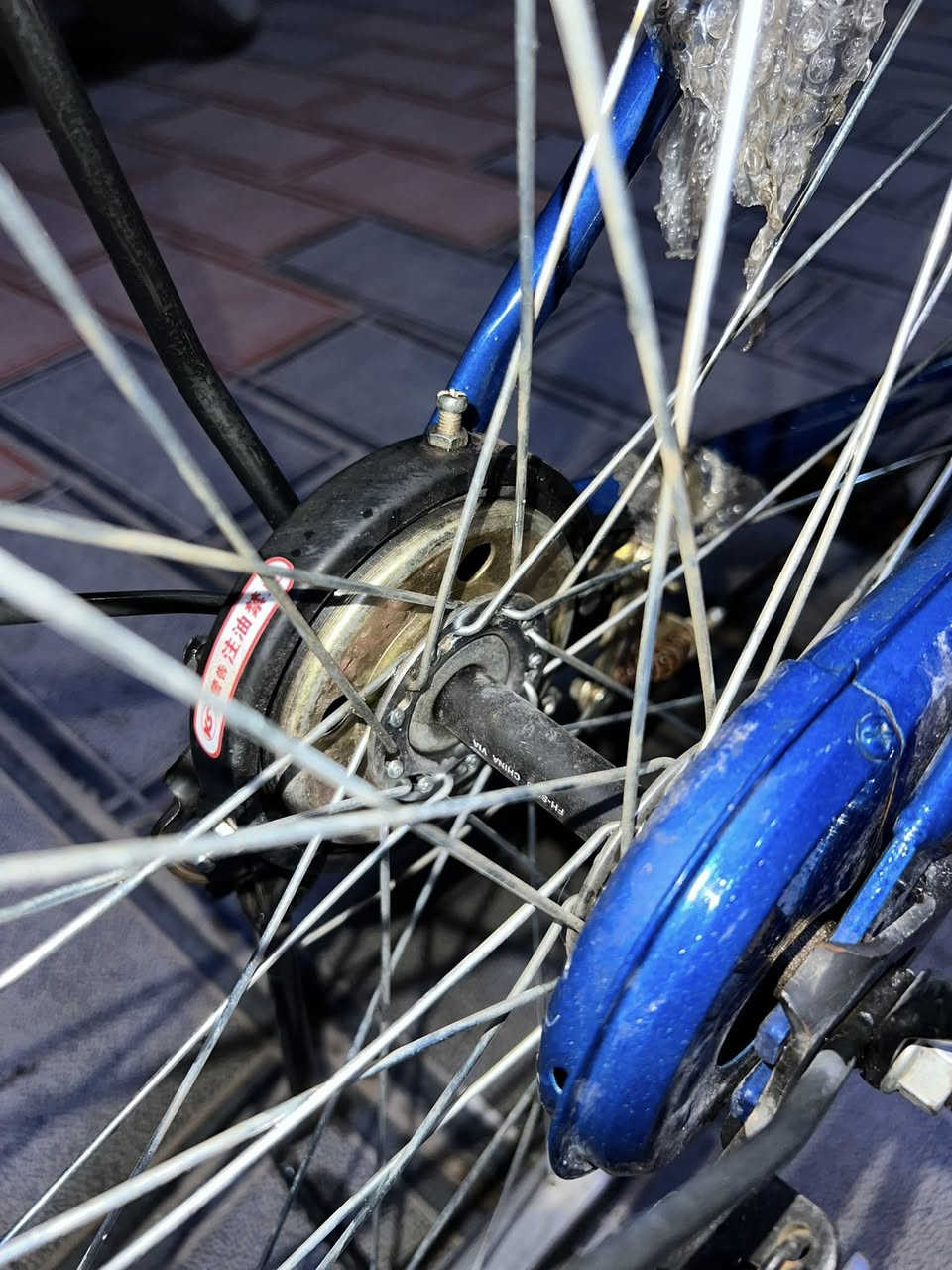 العنوان: لقطة الموسم للبيع: بايسكل مَلكي ياباني أصلي مقفل 👑 (زيرو مخزن بنايلون الشحن) 🚲
التفاصيل والمواصفات الكاملة:
إلى أهل النظافة والهاوين، للبيع بايسكل بالة ياباني أصلي 100% (ختم Made in Japan واضح ومحفور على صدر الشاصي بالصور). البايسكل بحالة الوكالة زيرو مخزن، بعده بقايا نايلون الشحن مالت المصنع عليه ومماشي بالعراق نهائياً.
 الشاصي (الهيكل): نوع حية مريح جداً، حديد متين بصبغ بلادي حراري يلمع بدون أي شخوط أو زنجار.
 الرقم التسلسلي: محفور على الشاصي (⁠TQ02132⁠) تابع لبلدية اليابان.
 نظام البريك الخلفي: بريك طاسة ياباني أصلي متطور (Roller Brake) قفل سريع وأمان عالي جداً.
 نظام الإضاءة: دينامو داخلي مدمج بسرة الجرخ الأمامي (Hub Dynamo)، يشغل اللايت تلقائياً وية المشي بدون أي ثقل أو صوت.
 الإطارات والجنوط: تايرات بلادية جديدة بنقشتها، والجنوط والأسلاك كروم تلمع.
 الأمان: قفل الحدوة الياباني الأصلي مثبت بالشاصي بلادي وية المفتاح ماله.
 الإضافات الكامله: يدات سكان زرقاء رياضية جديدة، سلة أمامية، وشيالة خلفية حديد بلادية متينة.
السعر: 165 الف دينار عراقي (وقابل لتفاوض بسيط جداً للشراي الصدكي).
الموقع: بغداد الشالجيه خل مستشفى المسرة 
ملاحظة: البايسكل لقطة مال قنية واستخدام عمر، واليفهم بالصناعة اليابانية يعرف هاي النظافة مستحيل تتكرر بهيج سعر لتواصل رقمي واتساب ***********
