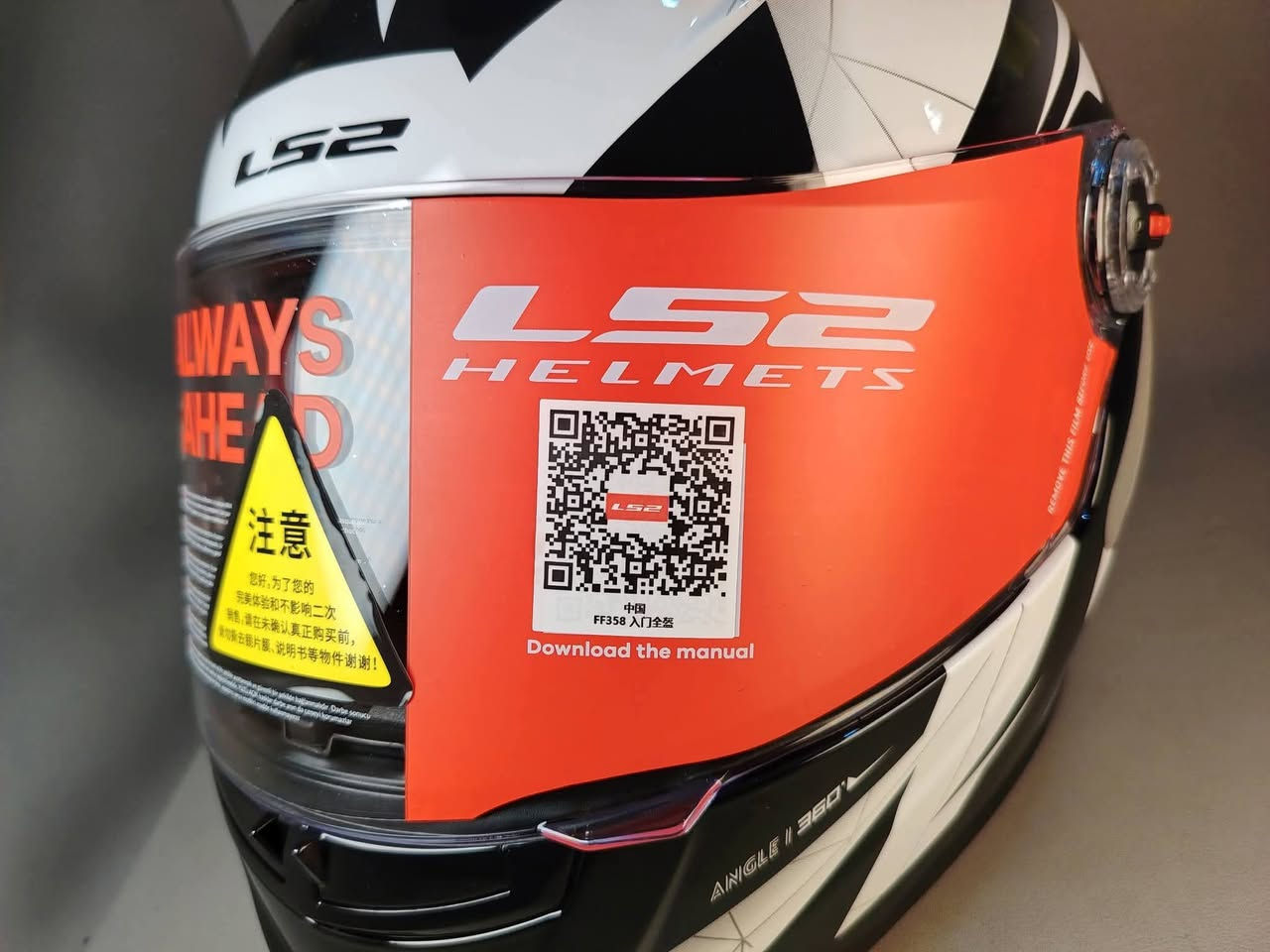 السلام عليكم خوذه Ls2   جديده
غير مستعملة قياسها XxL سعر ١٢٠ الف بيه مجال 
وبيه توصيل ***********
