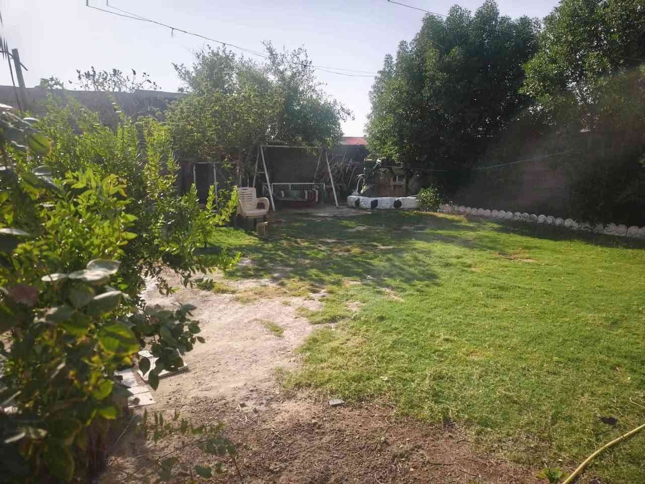 عرض رقم ٩...على بركة الله وتوفيقة...جبتلكم بيت متعوب علية وكامل مكمل و المساحه 400متر. البيت 200 و الحديقه 200 منطقة الخامس البيت يحتوي على 3غرف. 2 جوه وغرفه فوك  صاله ومطبخ  وستقبلل 7في4. وكراج سياره. صحيات خارجية وداخليه. البيت كامل من كلشي. السعر. 55.اي استفسار مراسلتنا او الاتصال على الست رضا الله غايتي على الرقم ***********
ملاحظة .البيت مسجل بالبلدية مشمول بالتطويب ويرھم مراوس خارج خماس.
