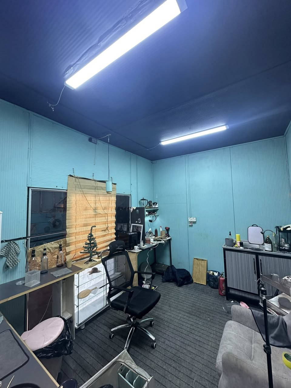 كرفان للبيع
كرفان 3x4 للبيع نظافه 9‎0‎%‎ ينفع لمشروع كافيه او كافتريا او مطعم يحتوي على ميز غذائي وميز عادي وفاترينه زجاجيه مجهز كهربائيات واناره 
للتواصل ***********
السعر المطلوب 1750
