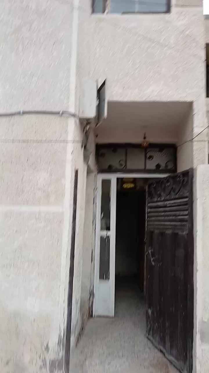 سلام عليكم يوجد بيت للاجار مساحه ٤٥ متر ثلاث غرف الطابق الاول غرفه و حمام ومساحه و الطابق الثاني غرفتين ومساحه والطابق ثالث سطحين اجاره ٣٠٠ قفل *********** مكانه في الحريه دولعي قرب مستشفى الدولعي
