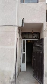 يوجد بيت للاجار مساحه ٤٥ متر ثلاث غرف الطابق الاول غرفه و حمام ومساحه ...