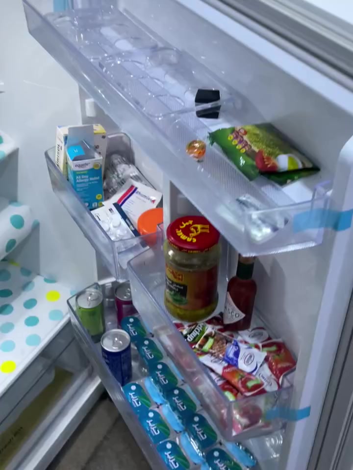 السلام عليكم 
غراض جديده بمعنى الكلمه 
براد اريده بميه وتلاثين ١٣٠ 
والثلاجه ماخذها ببلون وخمسميه رايدها بمليون هسه 
اني راح ابيعهن لان اريد اسافر 
للاستفسار *********** 
بيهن مجال للشراي
