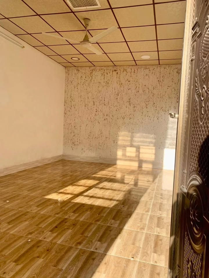 دار للإيجار/كركوك/سرچنار/فلكة سرچنار
(التأجير لعائلة صغيرة فقط)

المساحة: 100 متر 

يحتوي على:
(غرفة نوم+استقبال+مطبخ
              +بيتونة+صحيات+كراج سيارة)

لمعرفة السعر والاستفسار الاتصال على الارقام الاتيه:
(***********) اسيا 
‏(***********‏) كورك 
او مراسلتنا على بريد الصفحة

ملاحظة: يمكنكم ارسال الأراضي والبيوت
للأعلان عنها عبر صفحتنا بدون مقابل 
يرجى ارسال:
عنوان المُلك كامل 
بعض الصور للمُلك
سعر المُلك 
عبر الواتساب الخاص بالصفحة (***********)

لزيارة مكتبنا على العنوان الاتي: 
كركوك/سرچنار/فلكة سرچنار
