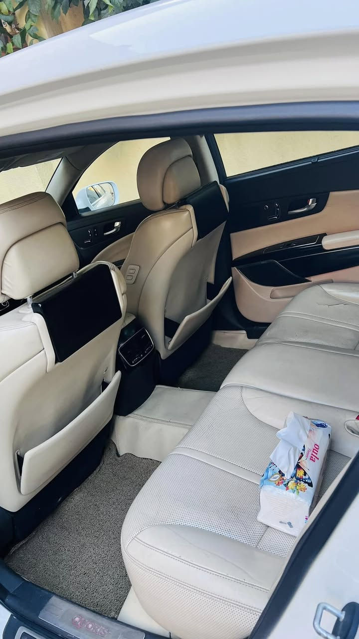 كيا كوريس 2014 خليجي فئه اولى  
محرك 3800 V6
گير 8 نمر كوبرا
اللون ابيض صدفي
كل الابواب شفط 
الجنطه شفط
بصمه اربع ابواب
ستيرن كهرباء متحرك
ذاكره خزن كشن السائق والستيرن
دبل جام لعزل الصوت والحراره
رادار كل الجهات مع تحذير المنطقه العمياء 
لايتات لد ١٦ عدسه زنون ومتحرك 
زراك لايت
اكياس هواء كهرباء للراحه في كشن السائق والكشنات الخلفيه
بروجكترات لد 
كشنات جلد (النابا) افخم انواع الجلود لون بيجي
جكات تصعد وتنزل السياره
مري شفط وقلاب عالبگ لرؤيه اوضح
مرايات تعتيم للاضاءة العاليه وهيتر 
قماره شامواه فاخر 
كامرات عدد ٤ رؤيه محيطيه 360 درجه والخلفيه دواره مع الستيرن
حساسات امامي خلفي
حساس مانع تصادم
حساس يقفل الكير اذا الابواب مومغلقه
فتحه سقف
كشنات جلد تدفئه وتبريد امامي خلفي
كشنات كهرباء امامي خلفي
شاشات عدد 3
تحكم ماوس امامي خلفي
الكشنات الخلفيه VIP 
تبريد 3 قطع
حساس مناخ اوتو يتحكم بفتح وغلق الهواء الخارجي حسب نقاوه الجو 
بردات عدد 5 بلاد
ايرباكات عدد 9
سماعات شركه لكسكون 14 سماعه
 دمام عدد ٢ امامي خلفي
تحديد مسار
شاشه عرض معلومات عالجامه الاماميه 
العينه شاشه وامكانيه تغيير شكل العدادات حسب الرغبه
هاند بريك بصمه كهرباء
نضام اوتو هولد
انضمه قياده عدد 4 عادي وايكو وسبورت وثلج
نضام مانع انزلاق ABS
نضام تراكشن كونترول 
نضام حزام امان كهربائي
مثبت سرعه ورادار تفاعلى
وبعد هواي مواصفات مامذكوره 
 

ملاحظه: السياره حادثها بجم ضربتها خفيفه ع اثرها تبدل بنيد وبارد اربع اصابع بالجاملغين الاماميه وتكحيل خفيف باالهلال الجاملع الخلفي عكس السايق بدون دواخل يعني لا ايرباك طاك ولا شي سونار موجود او تحب تسوي سونار ثاني باليعجبك  
رقم اربيل دولي هزه وسنويه جديد بسمي شخصياً 
السعر/ 170 وبيها مجال بسيط
مكان السياره الانبار / الرمادي

***********
