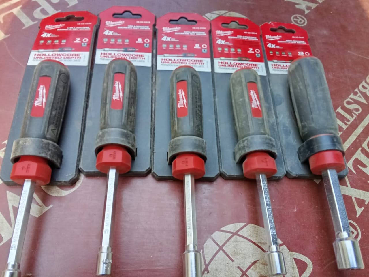 ميلوكي اصليه سعر سيت ٥٠ و يوجد خدمة توصيل رقم الهاتف ***********
