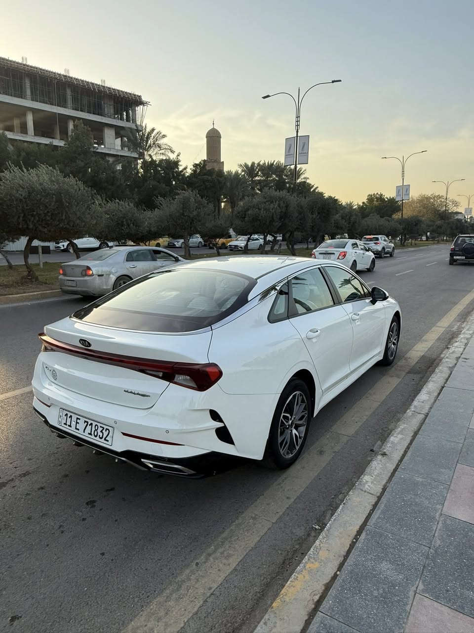 K5
موديل 2021 خليجي 
ضمان وكالة الدولية العراقيه
ماشيه 65 الف
محرك 2000 دوش 
تبريد قطعتين 
داخل ابيض 
ويل فراشه
حساسات امامي خلفي 
مود درايف 4 وضعيات قياده 
مري شفط 
اشاير بالمري 
السياره جديده جدا و مغلفه كلها من الشركة و نايلون الشركة بعده بيه 
بيه حالوب كلش بسيط بالقماره و الباقي مكفول و بيه بارد بسيط بالباب 
السعر 185 وبيه مجال مكاني بغداد 
***********
