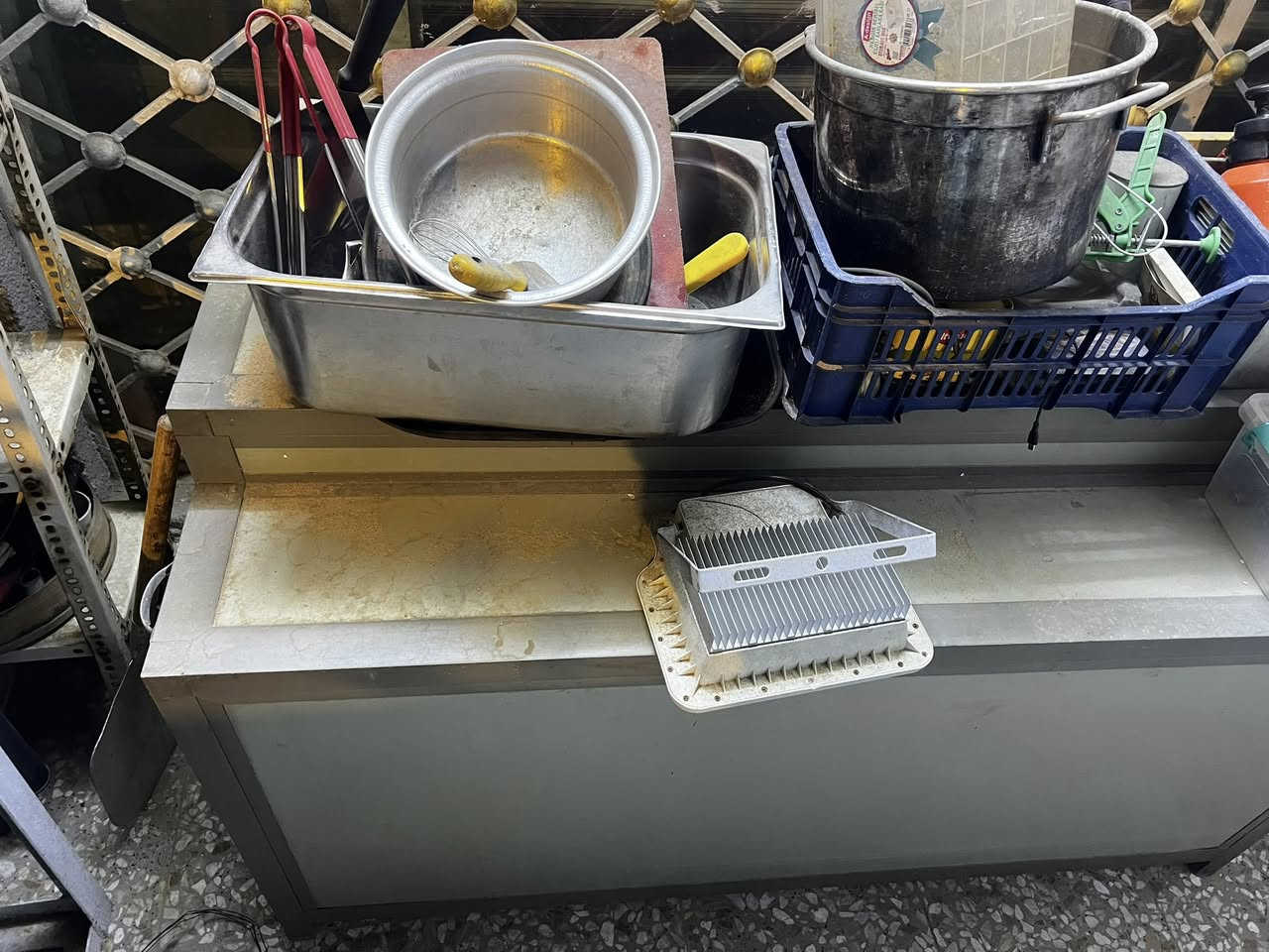 غراض مطاعم للبيع باسعار مناسبة جداً كلهن نظيفات جداً مع فريزر اخ الجديد بعده بغاز الوكالة للتواصل على الرقم ***********
