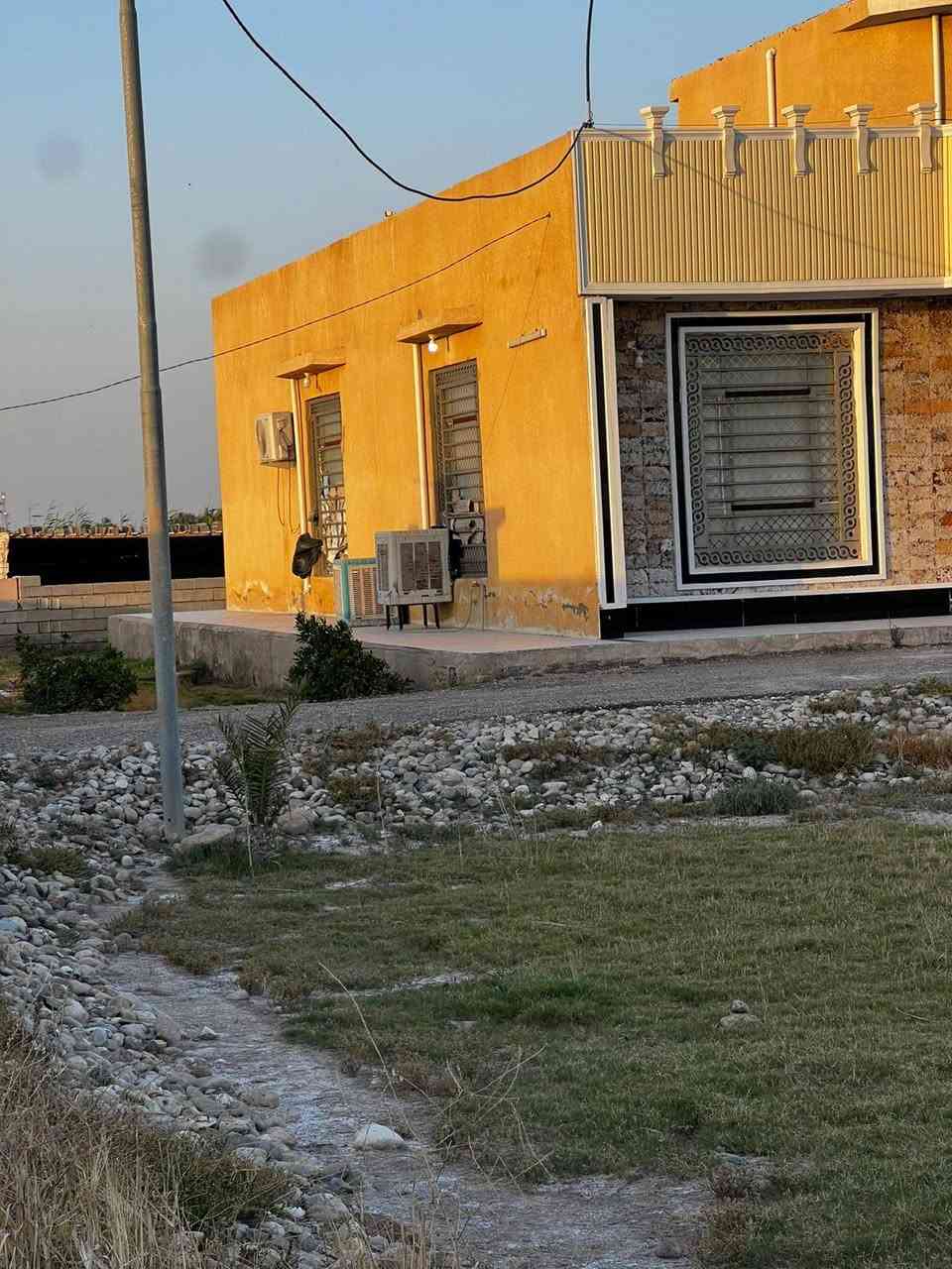 6دونم للبيع من ضمنه دار سكن مساحته 270متر 
بناء حديث 
يحتوي على ثلاثة غرف نوم واحد منهم سويت وهول ومطبخ حار وبارد واستقبال 
♦️التبليط واصل إلى الباب♦️
⬅️ بــــنـــــــاء حـــــديــــــث 
⬅️ السقف صب كونكريت 
⬅️ الأرضية الجدران سراميك
⬅️كراج كبير جدا  
⬅️حديقة كبيره جدا 
⬅️نوع العقار عقد 117[يحول في اسم المشتري]
⬅️والتبليط واصل في الباب 
4دوانم مشجره نخيل عدد النخيل 70نخله
 مع حقل عجول عدد 6حضاير ومخزن علف 
ومحولة كهرباء وماء اساله خطان 
♦️نوع العقار عقد 117♦️ 
♦️يحول في اسم المشتري♦️
   ♦️والتبليط واصل في الباب♦️
السعر 150مليون وقابل للتفاوض 
📍العنوان محافظة واسط الكوت
    قرب معامل طابوق ابو عايد التميمي 
للاستفسار الاتصال على الارقام التالية 
‏‪‏‪***********‬‏الاتصال
***********الاتصال
***********الواتساب
مكتب دلالية أهل الديرة للعقار
