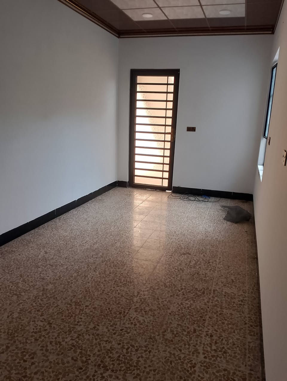 السلام عليكم يتوفر بيت ايجار في حي السماح الاسياسين الارضي غرفه هول صحيات مطبخ وستقبال بناء 🏢 حديث فول الثاني غرفه هول التواصل مع مكتب صفوان السنجاري شقق الخظراء او على الارقام التالى ***********اسيا ***********
