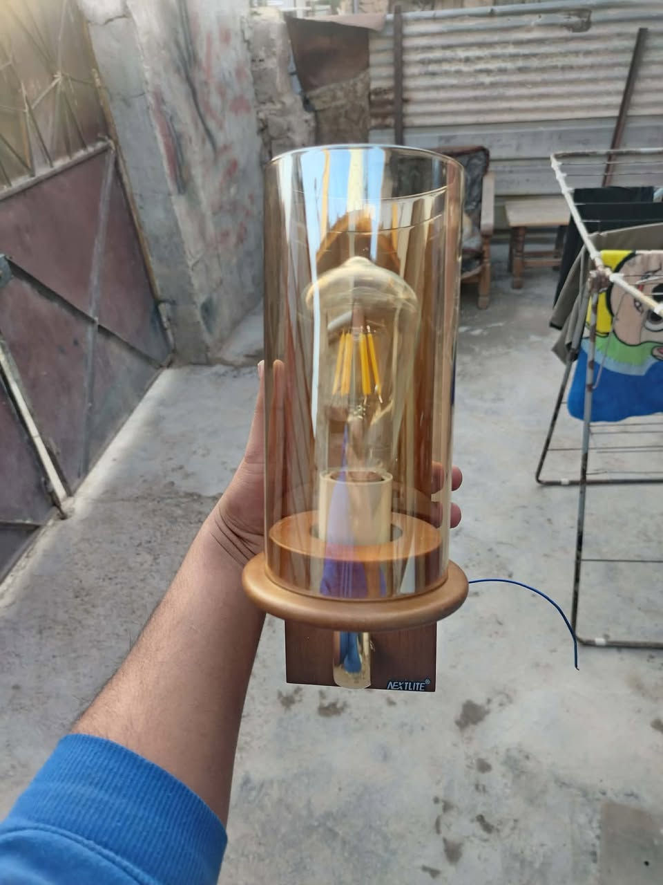 السلام عليكم..للبيع طقم انارةكامل  ٧قطع خشب صاج اصلي نضيف لاكسر لافطر لاشخط  السعر ١٥٠ وبي مجال مكاني الشهداء***********
