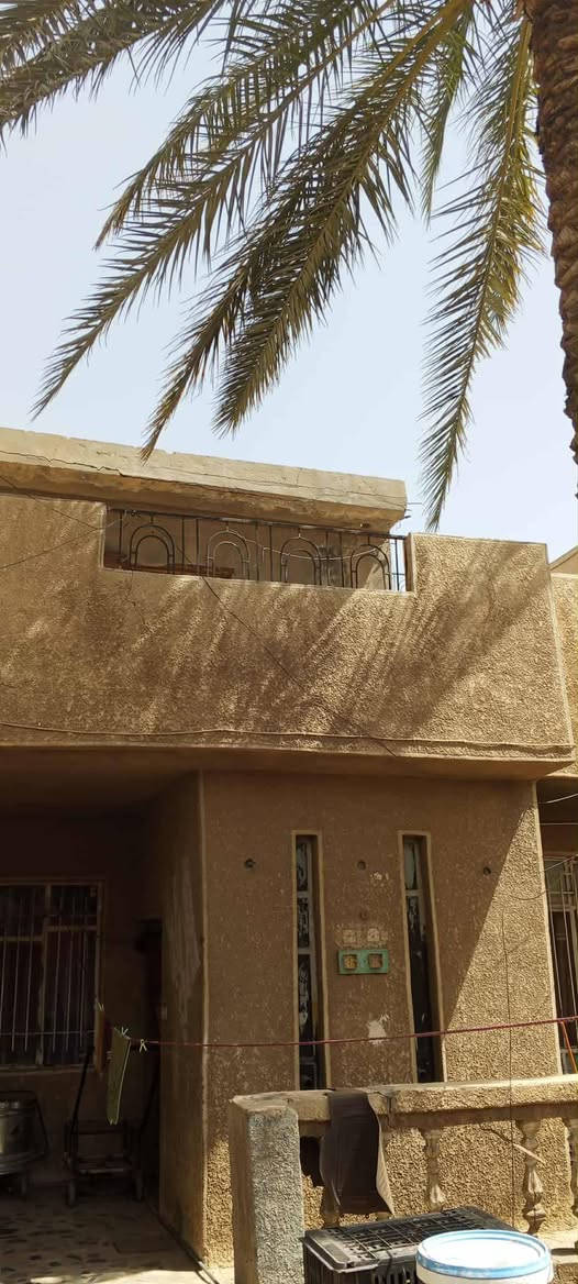 دار للبيع مساحة 300متر حي الرئاسة العبيدي خلف أسواق عقيل الجملة يحتوي الدار على استقبال 3غرف وصالة وصحيات عدد 2 مع حديقة تحتوي على نخل البيت ورثة والورثة متفقين على البيع وكل اجرأت ألبيع جاهزة ملاحظة الدار ملك صرف كراج كبير يتسع إلى 2سيارة للاستفسار اكثر اتصل على رقم الهاتف ***********
