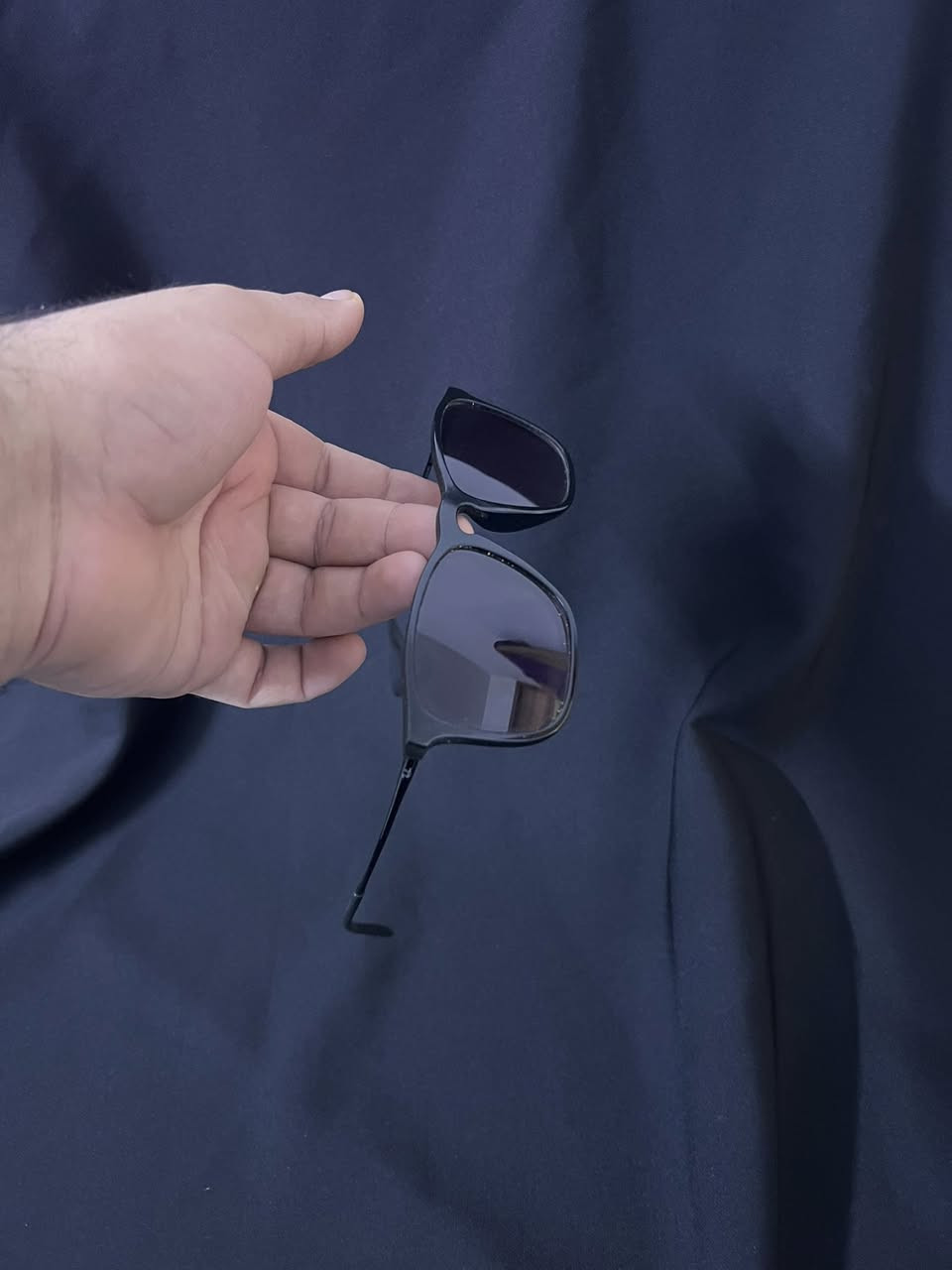 Ray-Ban

عدسات داكنة (غالباً رمادية أو خضراء كلاسيكية)، وهي توفر تغطية واسعة وحماية كاملة من أشعة الشمس.
• العلامة: شعار Ray-Ban الصغير واضح باللون الأبيض


**إذا كنت صاحب هذا الإعلان وتريد حذفه لأي سبب، رجاءا أرسل رسالة إلى الدعم الفني**