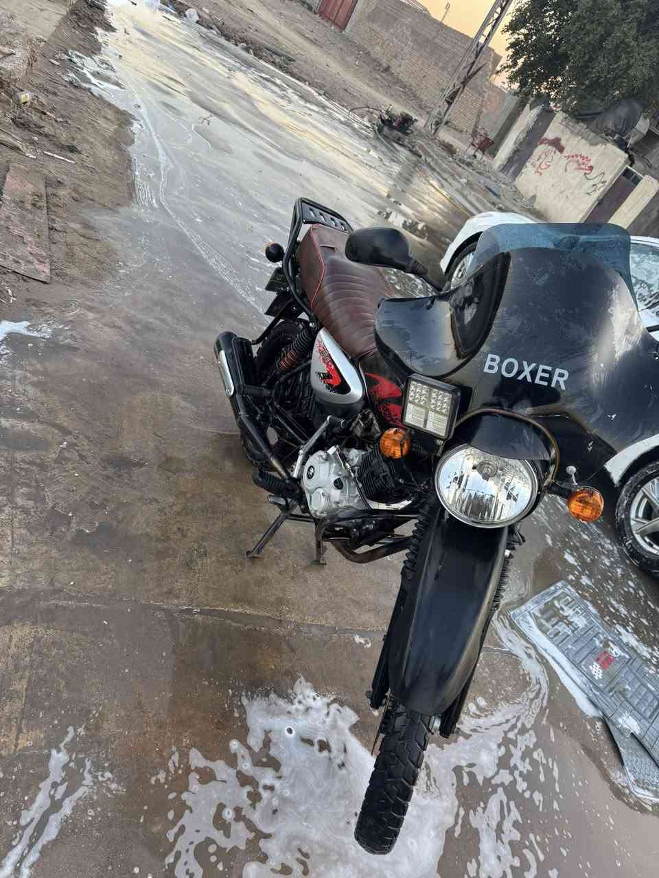 السلام عليكم 
بوكسر موديل 23 بسمي مرقم سنويه 
الدراجه فوول نضيفه محرك جديد 
مكاني بغداد البلديات
السعر مليونين و200 وبيهه مجال كلش بسيط 
***********
