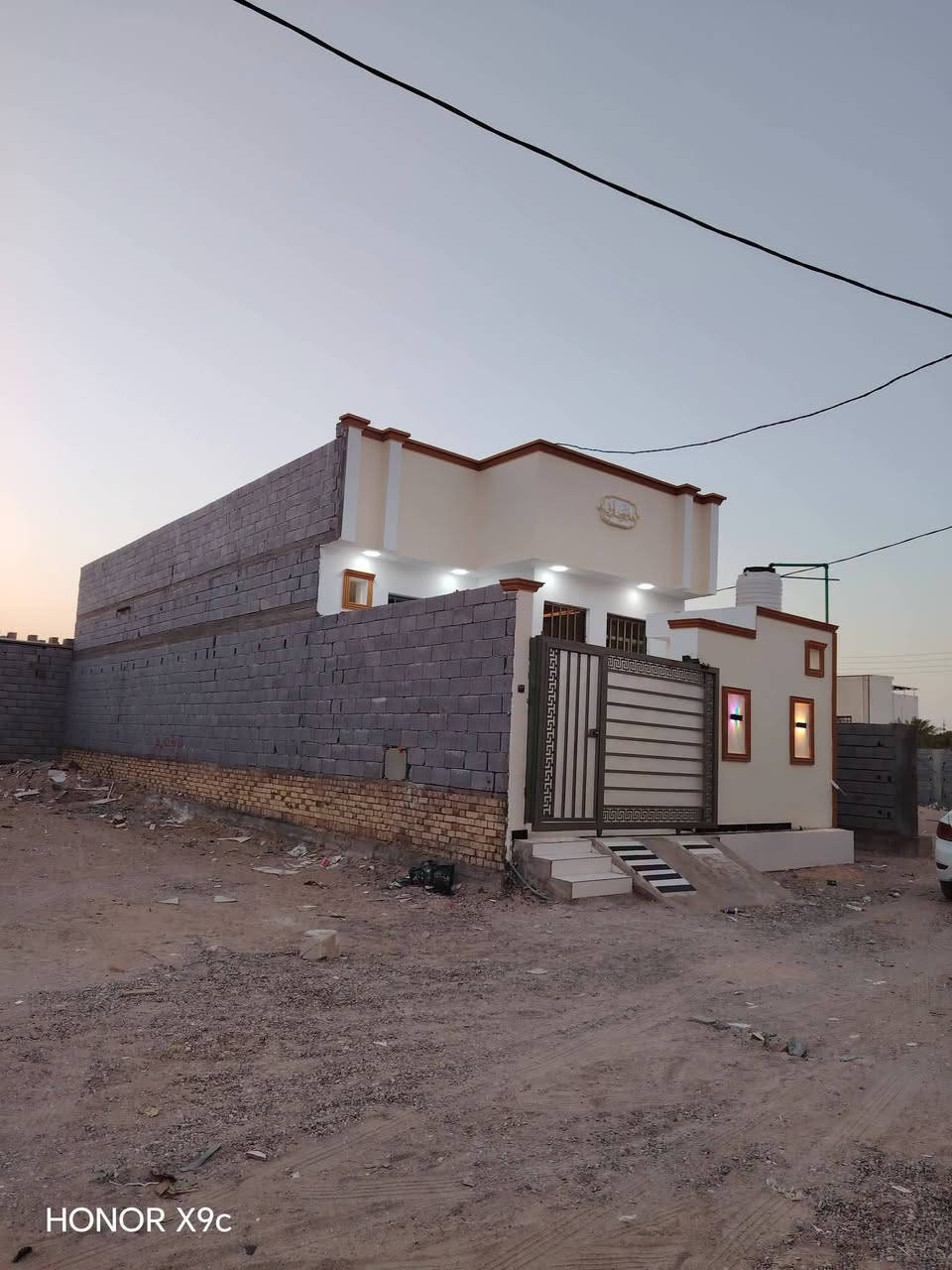 عقارات احمد جزيره 🏡
دار للبيع المساحه150متر🏘
#العنوان :البصره شط العرب الجزيره باب الهوى
#يحتوى_الدار_علـّۓ 
أسقبال، صاله، غرفتين منام، مطبخ،✅
صحيات داخليه، خارجيه كراج، مناور
#نوع_البناء: البتلو طابوق +شيش ابو 16ملم بناء بلوك✅
بناء حديث تسليم مفتاح جاهز للسكن شغل درجه اولى
#الخدمات كامله🌹
#نوع_طابو: صرف زراعي بأسم عراقي البيع مباشر حصراً✅
#السعر 65وقابل للتفاوض🌷

#للأسفسار📲
***********📞
***********📞

