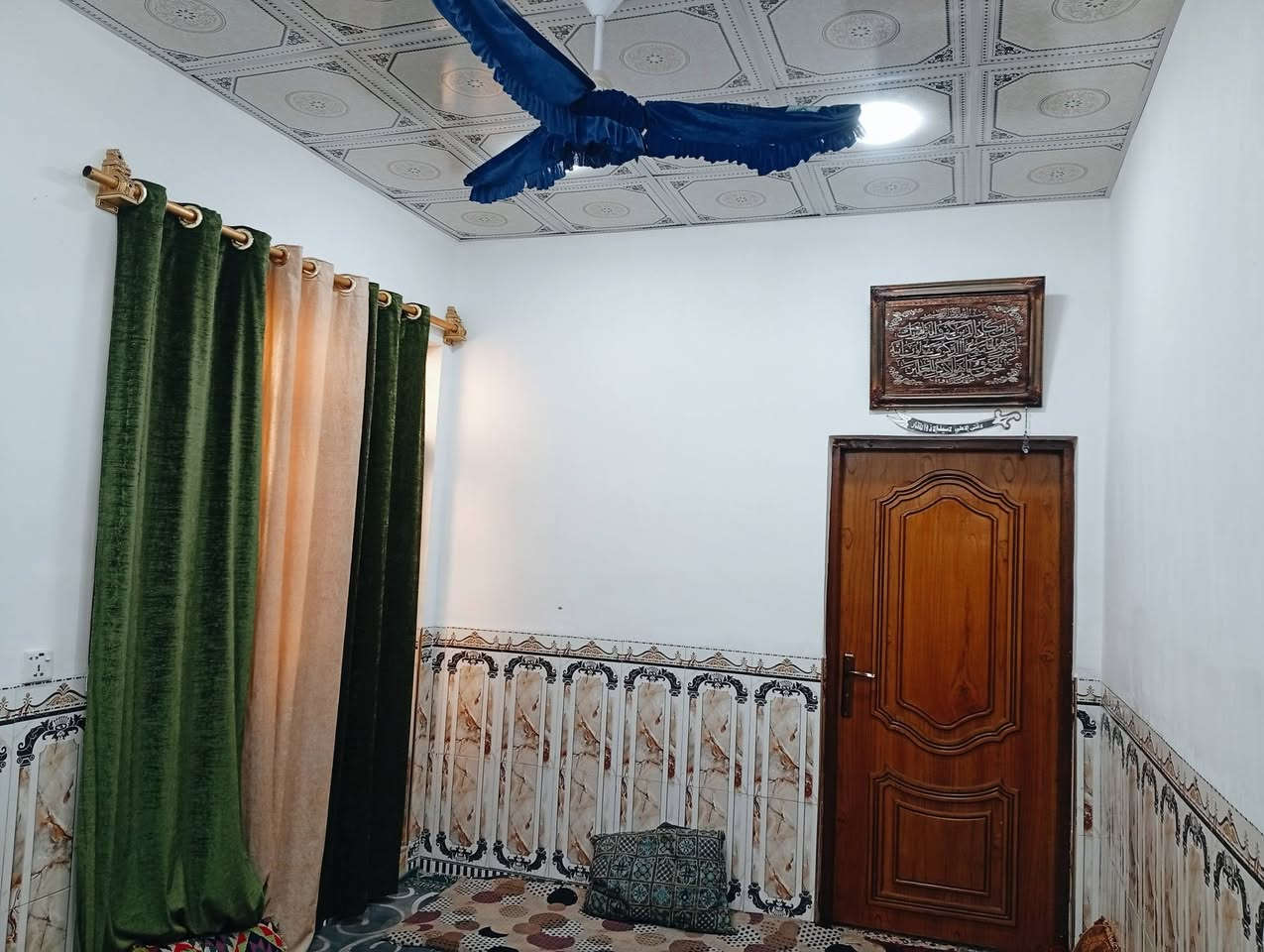 السلام عليكم
100متر طابق اول كامل مفتاح وكامل الخدمات في الامن الداخلي للبيع المباشر والمبادرة 
يحتوي علئ اسقبال وصاله ومطبخ وحمام داخلي وحمام خارجي 
وللاستفسار ***********
