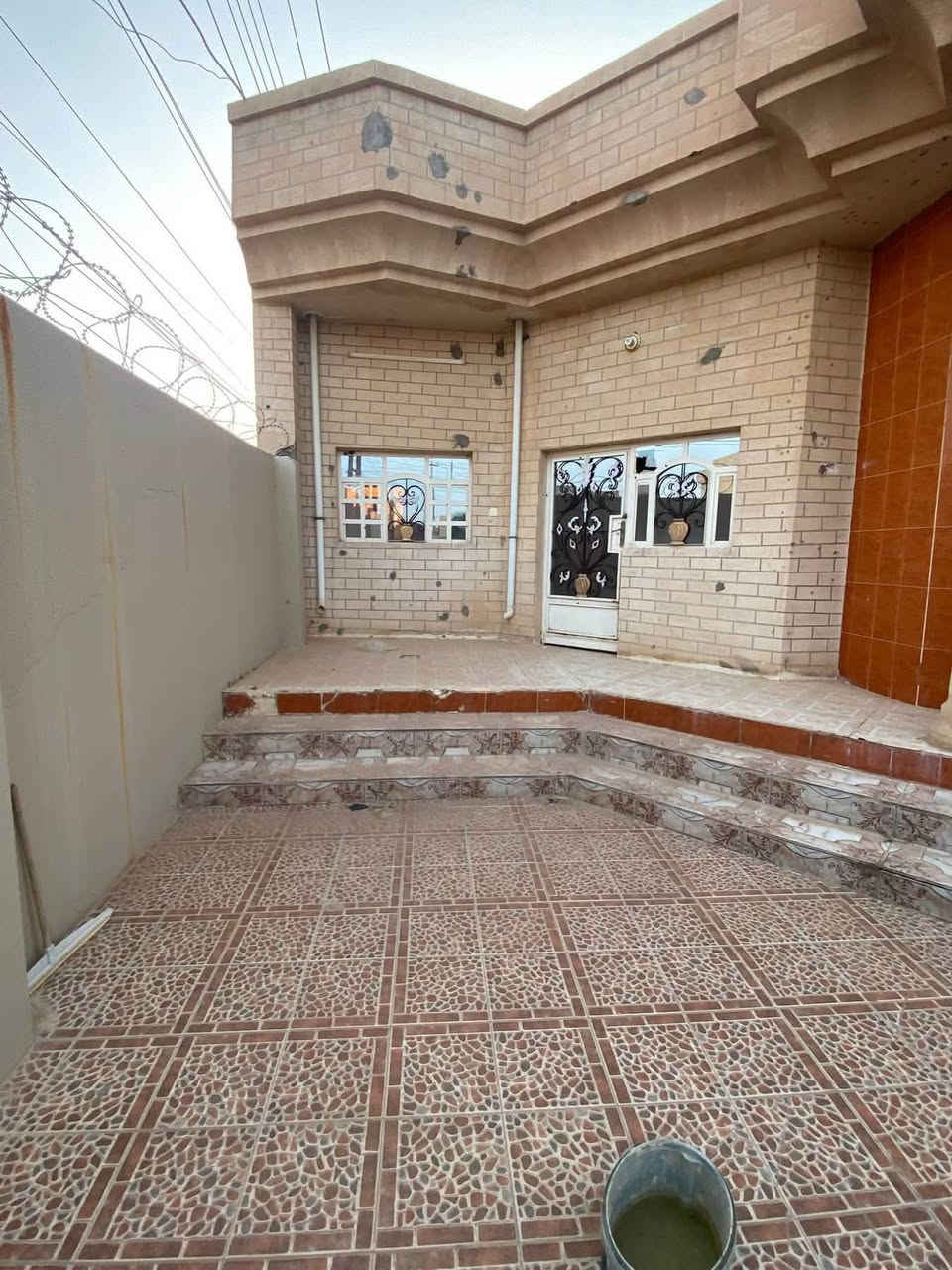 للبيع
دار سكنية مساحة 268 ركن طابو صرف حي الاسمد بناء حديث استقبال مطبخ حار بارد غرفتين نوم صحيات للاستفسار مراسلة الصفحة او الاتصال على الارقام التالية 
***********
***********
