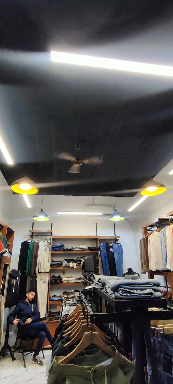 محل ملابس للبيع بصرة كرمة علي ناحية مقابل حسينية ابو بصيري كامل من كلشي ديكور  كما موضح بصورة سعره 8 وقابل لتفواض  طريقة الدفع كاش كامل او تقصيد من دفعتين الى 3 دفعات لتسهيل الأمر  
لتواصل *********** 
سبب البيع لعدم تفرغ
