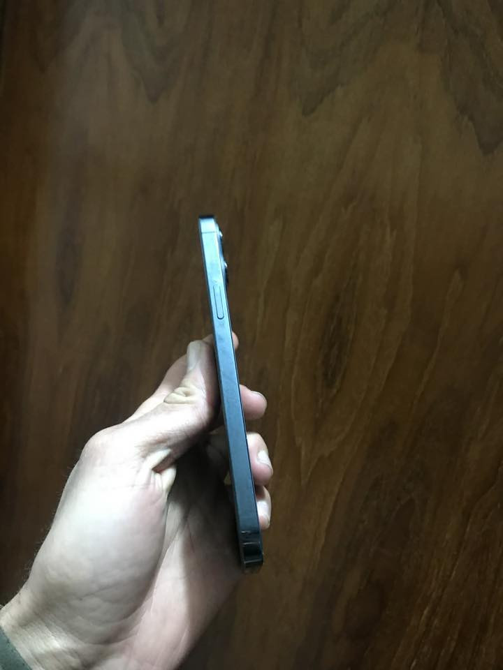 سلام عليكم شباب ايفون 12 برو ماكس بطاريه 79 ذاكره 256 جهاز مكفول من كلشي وكلشي شغال فقط الكامره الخلفيه القريبه بيها غواش مو البعيده سعر 400 وبي مجال عنوان بغداد ***********
