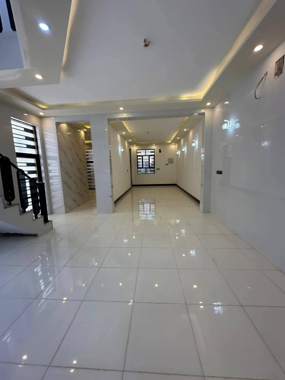 فرصة ذهبية للبيع 🔑 بيع مسستعجل🔥🔥
🏡 وحدة سكنية في مجمع بوابة الغدير 
📍 موقع مميز – النجف الأشرف شارع المطار الصب مقابيل قرية الغدير يبعد عن الشارع 100 متر 
✨ تفاصيل الوحدة:
🔹 المساحة: 150 
🔹 طابقين
🔹 4 غرف نوم
🔹 صالتين مريحة + استقبال
💰 السعر : 127 وبي مجال
✔️ سكن عائلي مريح
✔️ موقع حيوي وخدمات متكاملة
✔️ سعر مناسب جداً مقارنة بالسوق
📞 للحجز أو الاستفسار، ***********
