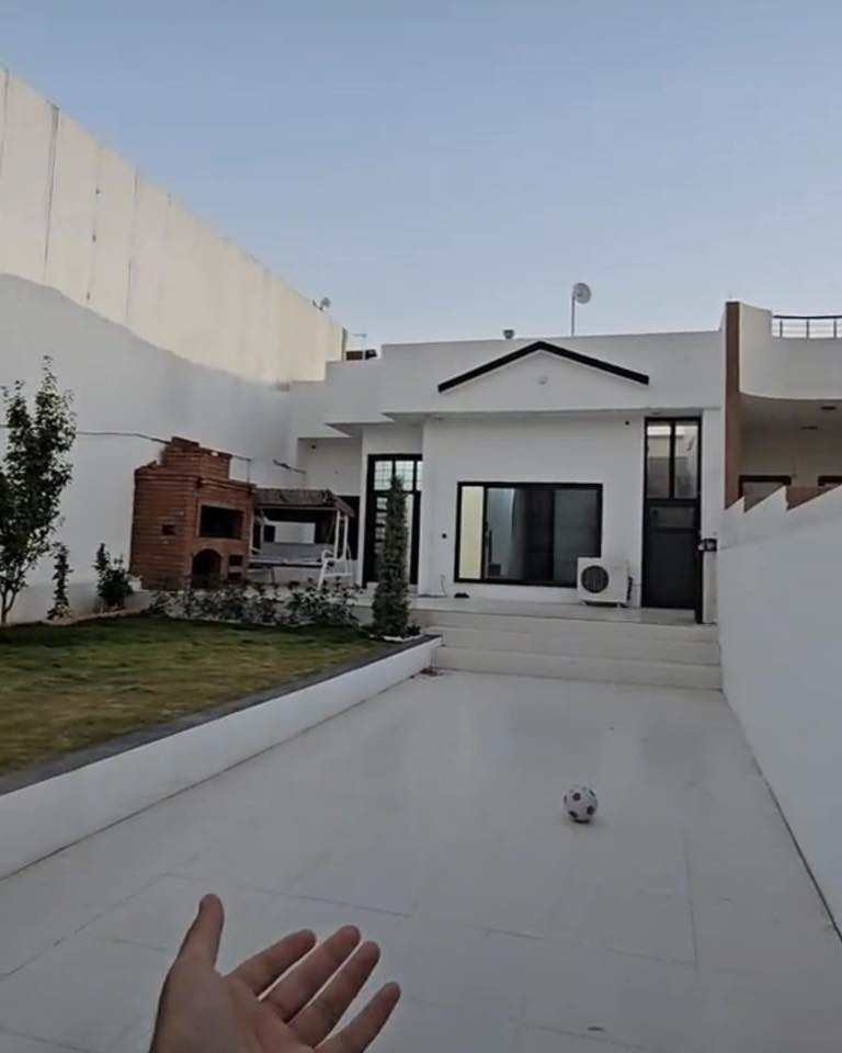 دار للبيع💒شوراو 425م
 خلف الشارع الفرعوني (سقف مغربي ؛ غرفة استقبال كبيره ؛+هول يطل على الحديقه ببابين زجاجيين تصميم عصري حديث ؛ 4غرف نوم 
؛wcمعزل pvcبتواجد منزع واسع; كراج يتسع لسيارات عدد3؛ نظام دكت مركزي) 
 منطقه راقيه وهادئه وتتميز بتواجد البيوت ذات الهندسيه العاليه 
العنوان شوراو -فرع المجاور لمركز اسيا سيل مقابل مستشفى شوراو ومطعم bigmama 
#للاستفسار على الرقم***********
