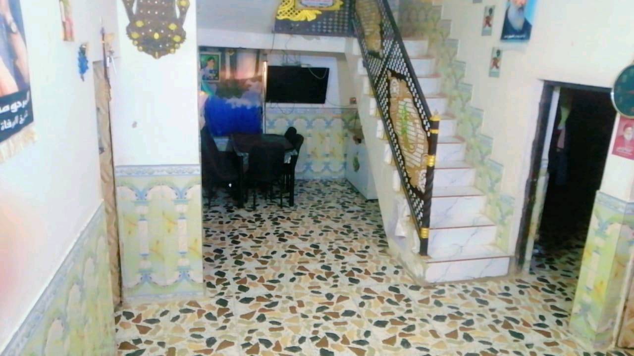 بيت في منطقه سيد خضير زراعي مساحته 270  وبي وصل تطويب مبني بي 4 غرف وصاله ودوانيه 8 امتار
وصحيات الغرفه الرابعه عوزهه لبخ ومطبخ كله سراميك ليفوك بي خطين كهرباء ومولد خط ذهبي خدمات متكامله ومدارس يمه السعر البيت 35 مع تفاوض 