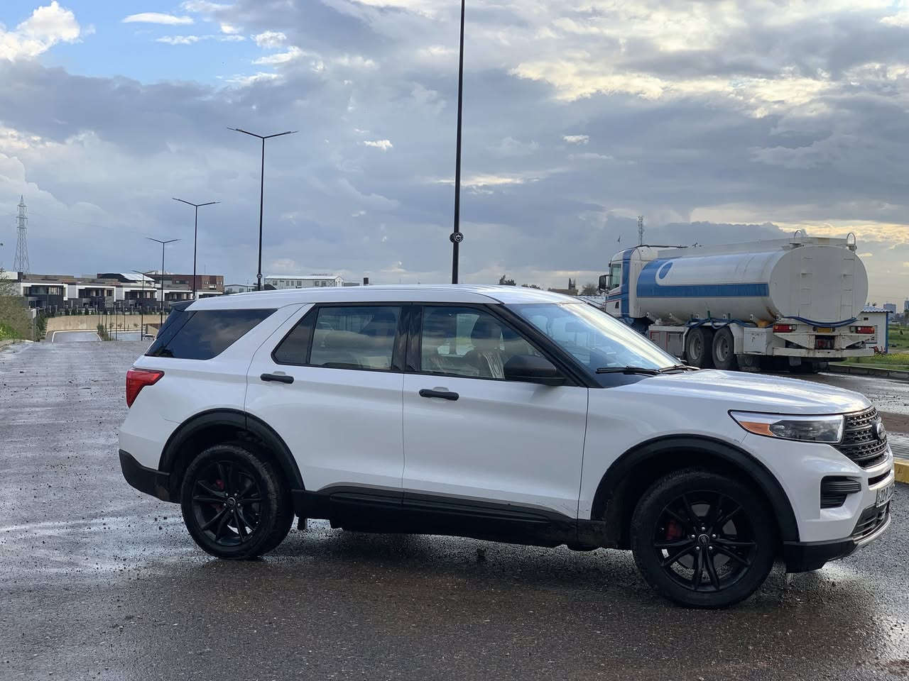 سلام عليكم
‏‎‏‎       ——— لـلـبـيع  ———

‏‎‏‎فورد اكسبلورر       بوليسي  —  Ford Explorer

‏‎‏‎وراد أمريكي.     —  بدون ايرباك 

‏‎‏‎الموديل           — ٢٠٢٣

فئة.                 —  /4WD 

حجم المكينه   — مرغوب V6/3300

‏‎‏‎اللون               — ابيض  

‏‎‏‎المسافه المقطوعه — ٤٧٠٠٠    ألف ميل   

‏‎‏‎حاله السياره. — الضرر  جاملغ خلفي وشبر من صندوق بي صبوغ سياره بدون تبديل 

‏‎‏‎المواصفات 

‏‎‏‎-كشنات جلد عدا كشن السائق والسكن

سياره ٥ راكب 

‏‎‏‎حساسات خلفيه 

‏‎-دبل اكسل  

‏‎-هندبريك بصمه 

شاشه كبير كار پلي 

ثلاجة وسخان بين المقاعد

‏‎‏‎-كرسي السائق  كهربائي

‏‎‏‎-كامره خلفيه   

‏‎‏‎باقي المواصفات المعروفه

‏‎‏‎رقم السياره    —  اربيل سنويه جديده  وهزه  جديده  

سعر سياره ١٩٥ ورقه

‏‎‏‎موقع  السياره —  اربيل

رقم واتساپ

***********
