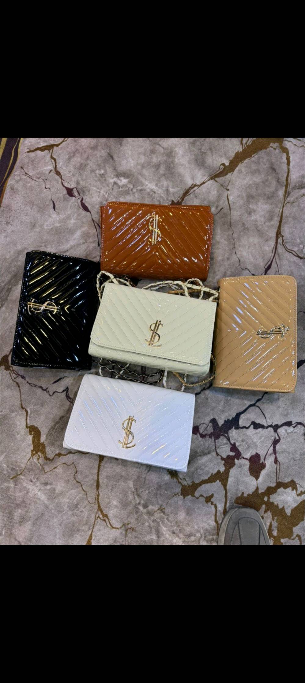 مجموعة متميزة من الحقائب النسائية بتصاميم أنيقة ومتنوعة تناسب جميع الأذواق. متوفرة بألوان وأنماط خلابة لتضفي لمسة من الأناقة على أي إطلالة.