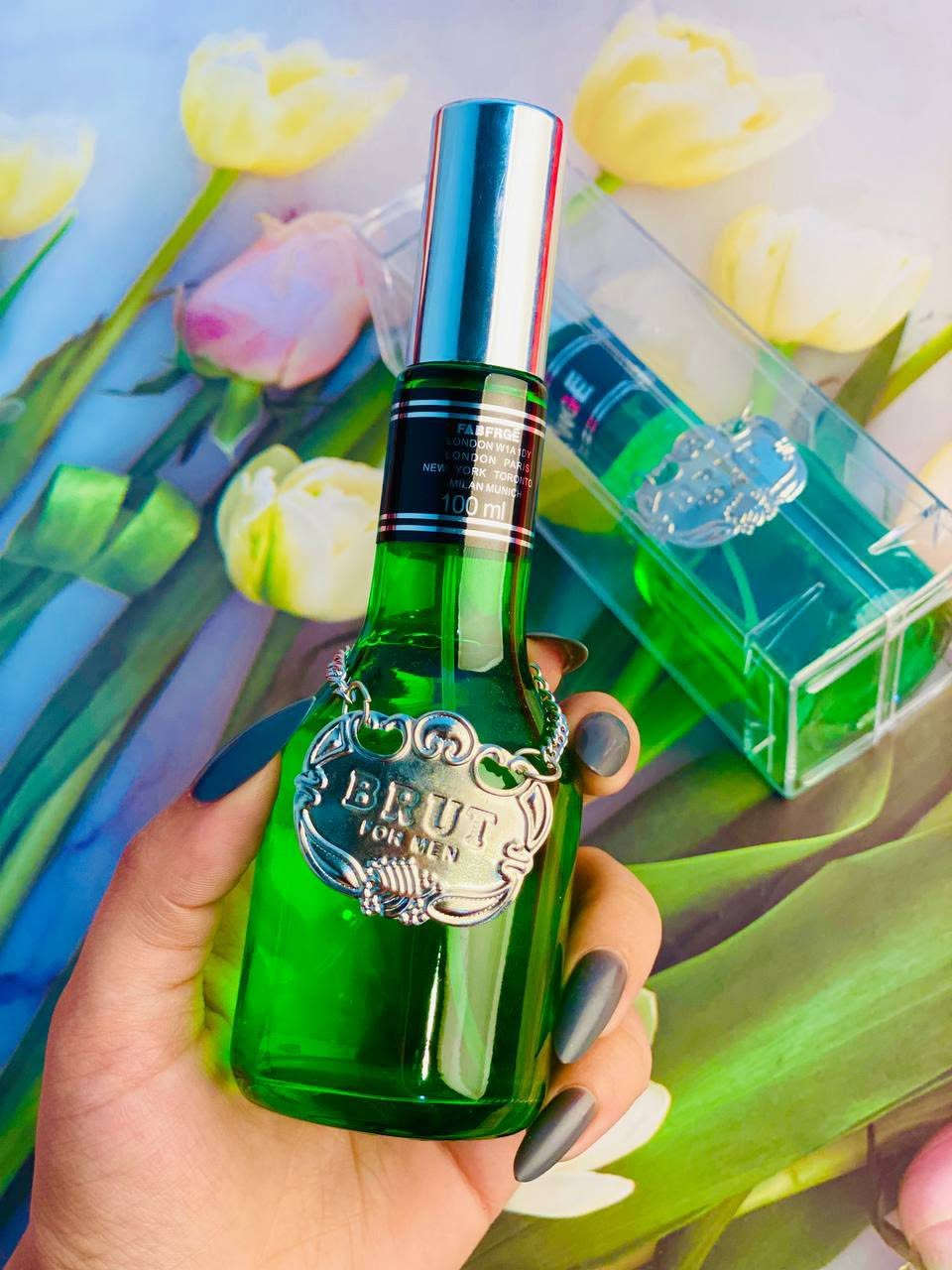 🇮🇹✨ عطر بروت الأصلي الإيطالي ✨🇮🇹
من أرقى العطور الأوروبية الباريسية 🇫🇷، لُقّب بـ عطر الرجولة 💪  
بفضل ثباته القوي الذي يدوم حتى 24 ساعة ⏳،  
ويمتاز بعبير فواح ينتشر لمسافات بعيدة منذ أول رشة 🌬️🌿  

🔹 المقدمة (Top Notes):  
🌿 الخزامى (اللافندر)  
🌱 الينسون  
🍊 البرغموت  
🌿 الريحان  
🌸 براعم البرتقال  
🍋 الليمون  

🔹 قلب العطر (Heart Notes):  
🌼 الإيلنغ  
🌿 إبرة الراعي  
🌸 الياسمين  

🔹 قاعدة العطر (Base Notes):  
🌰 الكومارين  
🧴 المسك  
🌳 خشب الصندل  
🌿 الأواكموس  
🍂 طحلب البلوط  
🌰 التونكا  
🍦 الفانيليا  
🌾 نجيل الهند (الفيتيفر)  
🌿 الباتشولي  
💎 عطر يجمع بين الفخامة والقوة

السعر 12 الاف


**إذا كنت صاحب هذا الإعلان وتريد حذفه لأي سبب، رجاءا أرسل رسالة إلى الدعم الفني**