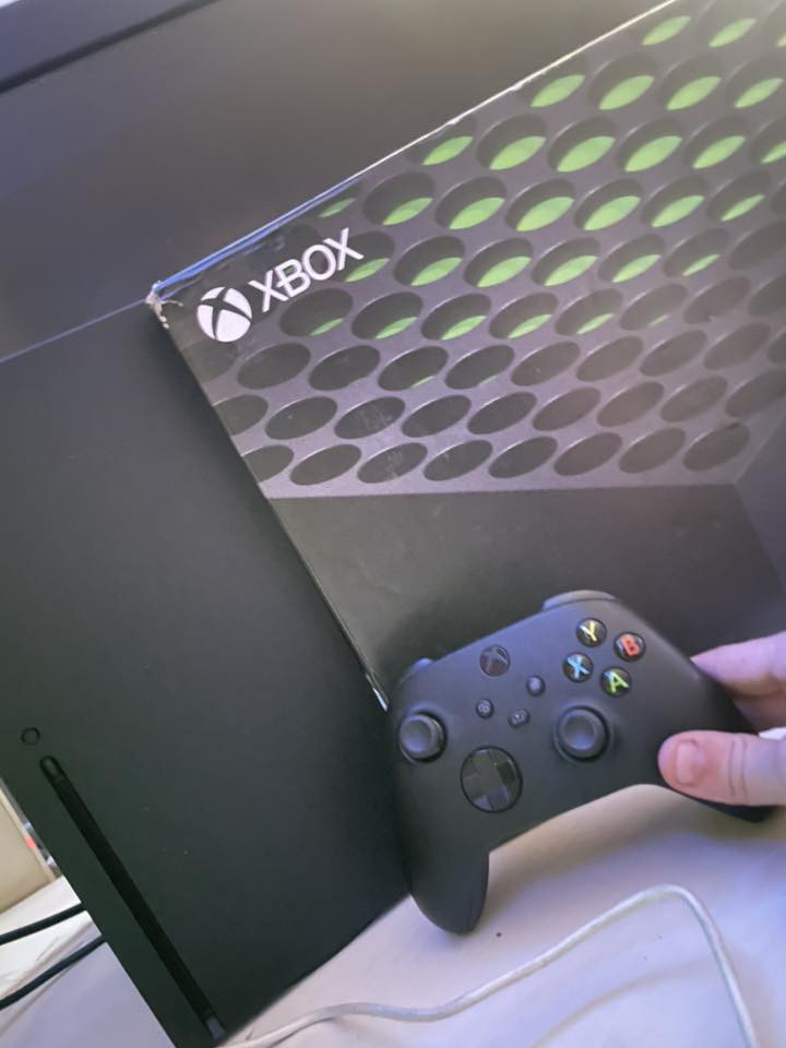 السلام عليكم
للبيع اكس بوكس سيرس x ون تيرا نظيف استمال جدا قليلل ويا كامل ملحقاته مع الكارتون السعر650 وبيه مجال بسيط 
بغداد حي الاعلام رقمي للتواصل موجود واتس ***********
