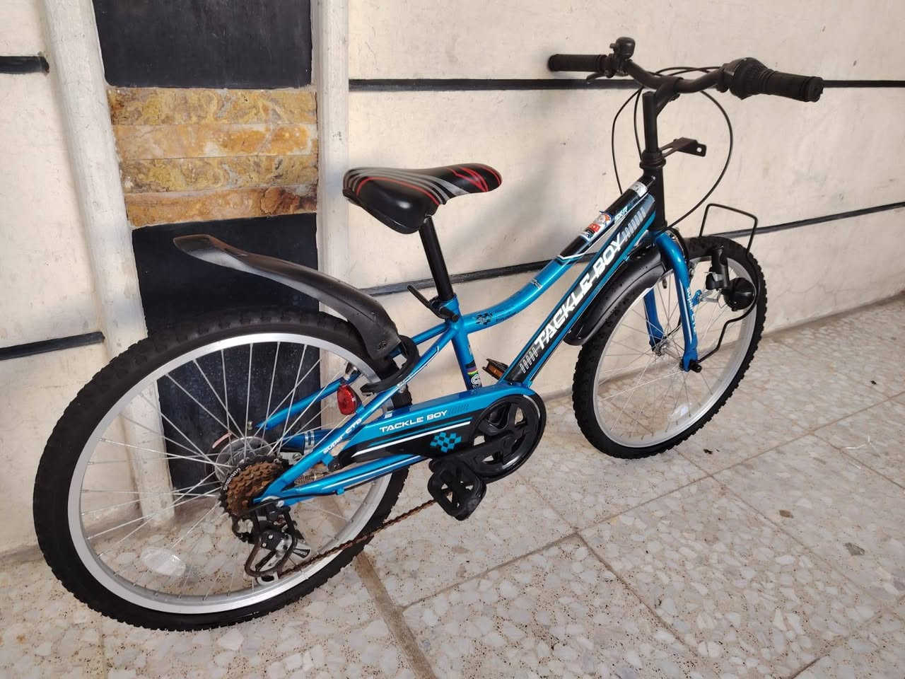 السلام عليكم ورحمة الله وبركاته
بيسكل موديل كيمو حجم ٢٢
باله ياباني النضافه فول وضع حاويه
ماركه (  TACKLE BoY)
يده كير ٦ نمر شيمانو اصلي
داينمو امامي ثلجي شغال 
السعر ( 100 الف)
لون ميمز اسود بزرك مختم 
كشن اصلي ماركه تايرات بلادي
العنوان بغداد منطقة الحبيبيه 
هاتف *********** 
الاستفسار واتساب
