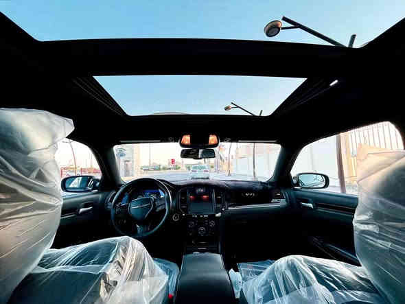 السلام عليكم ورحمة الله وبركاته
اوباما كرايسلر 2017 وارد امريكي كلين كلين كلين بدون حادث بس بيها بارد بالجاملغ الايمن شبر واحد فقط لاغير

                       فئه  300S (گولد) لون نفطي مصدف ذهـبي

المواصفات 😗. 
الويل عنكبوت بلادي ذهبي
شفتات ستيرن
سبورت
تراكشن
بنوراما . 
* شاشه كبيرة مع نظام ملاحة نفكيشن GPS .
* حافظة الاكواب. 
* سستم صوت مع دمام بالصندوق 
* مقصورة الركاب من الجلد الفاخر الاسود بالذهبي.  
* مقاعد أمامية كهربائية عدد 2 . . 
*مقاعد أمامية وتدفئة . 
 *جنطة كهرباء 
 *مقاعد خلفية تدفئة . 
* تشغيل عن بعد . 
* رقم جديد
* ستيرن كهربائي . 
* تدفئة ستيرن . 
* محدد سرعة . 
* تلفون بلوتوث . 
* كاميرا خلفية .
* مرايا متحسسة للاضاءة العالية 
* دخول ذكي (بصمة) 
 
السياره مكفوله كفاله عامه عده البارد بالجاملغ الايمن والسياره بأسمي ليريد تحويل او وكاله

 للأستفسار 

***********

السعر 265 وبي مجال ان شاءالله 
موجود واتساب او ماسنجر
عنواني بغداد
