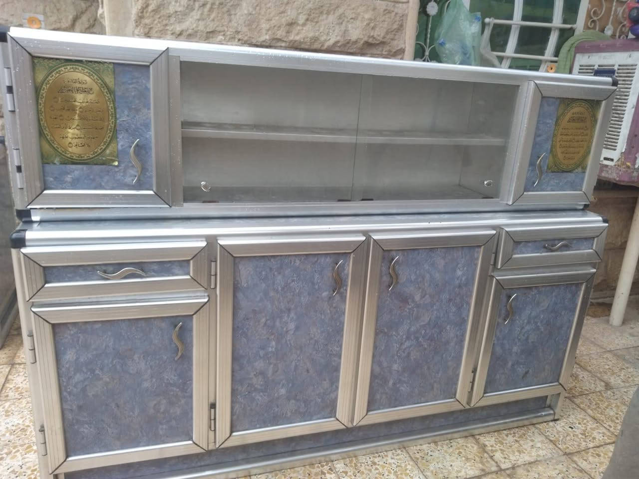 كاونتر المنيوم ٢ متر مع ملحق وسنك ١٩٠ سم نضيف جدأ فقط يحتاج سجج جارات فقط شغل ثقيل سنك اصلي  مكاني قرب سيطرت الشعب القديمه  سعر  ٢٥٠ الف ***********
