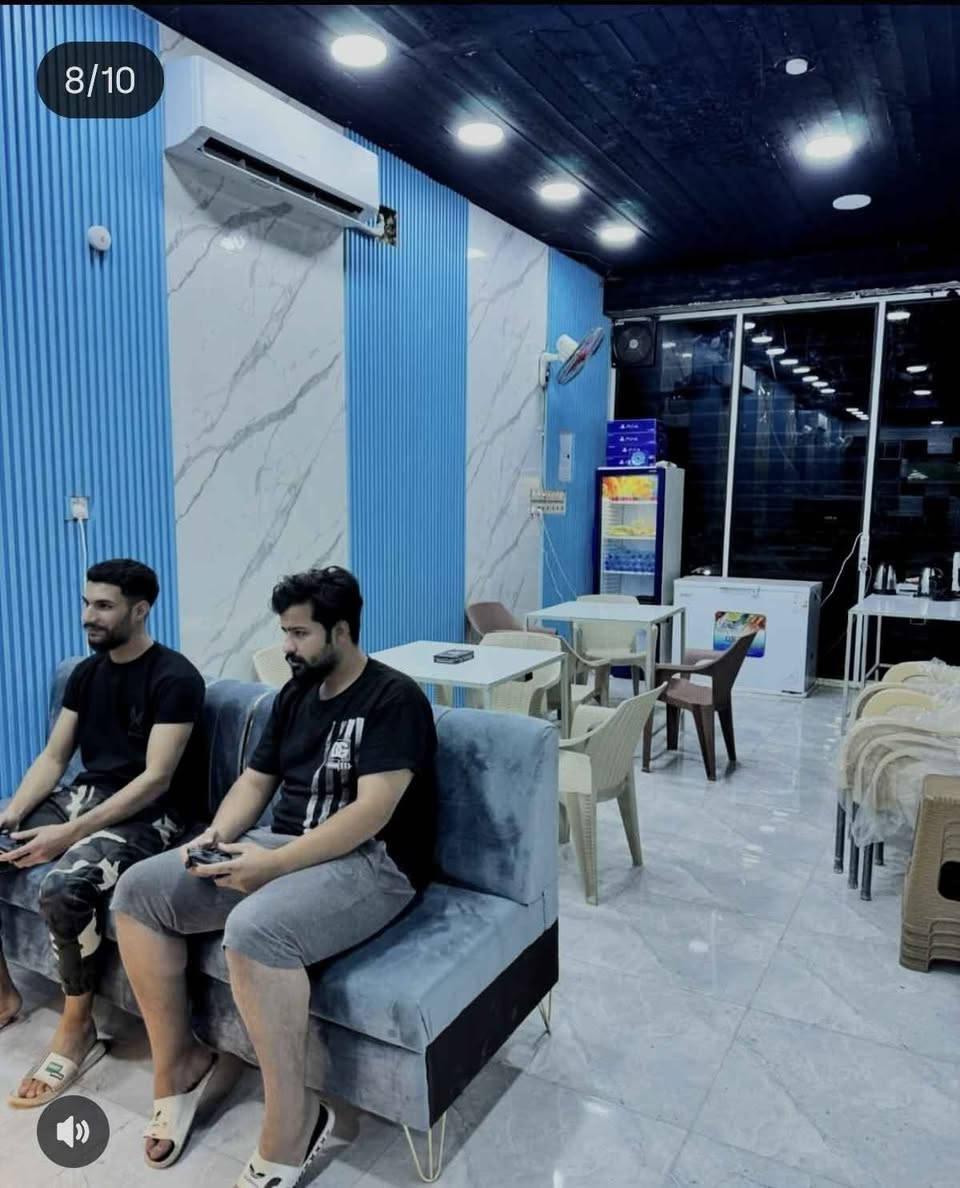 كوفي للبيع كامل مكمل مساحه 100متر طابق 2
يحتوي على 6 شاشات و3 بلي فايف  و2 بلي فور
بالاضافه لشاشه لعرض المباريات
ومطبخ كامل 
العنوان حي النصر شارع البانزين خانه مقابل مجمع جوهرة العرب
لتفاصيل اكثر راسلني واتساب
*********** النجف, العراق
