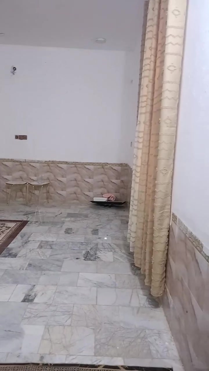السلام عليكم عندي بيت نهاية شارع التضحيه  حي الكرامه ثالث فرع ركن هاي تفاصيل يجاره 300 التواصل ***********
