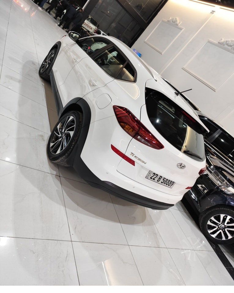 #توسان2019خليجي راقم اربيل دولي سنويه اوراقم جديد ماشيه 100KM فقط🚘السياره جديده ايد واحد من الشركه مواصفات ✅
2-بصمه عدد 2 بصمه ابواب دخول ذكي✅
2-مري شفط ثلاجه بل جكمجه ✅
3-حساسات خلفية✅
4-لايت زينون + LED✅
5-كشافات كشن كهربائي ✅
6- 4 دسك✅
7-قبضات أبواب من الألمنيوم✅
8-اريل  ✅
9-شاشة وسطيه+وكامره✅
10-مثبت السرعة Cruise✅
11-أوضاع القيادة  Drive Mode (ايكو-سبورت-نورمال)✅
12-قطعتين تبريد✅
13فول فول تحكمات ستيرنج جهتين
14-نضام ABS
15-اشارة في المرايا الجانبية✅
16-مخرج منفذ الطاقة ✅
سياره بيها فقط شبر بارد قبق الصندوق 
مكان السياره بدهوك للسعر واستفسار اتصل *********** بي وتساب هم
