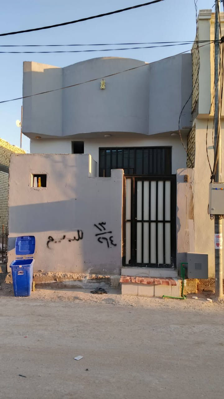 بيت للبيع مساحه 50 متر مقابيل ملحق الغدير سنه 25 عامود 327 على شارع عرض بسعر 25 ومع المجال***********

