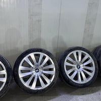 تحم تاير الاصلي مال شركه الي هوه two size  يجي الخلفي عريض والامامي ار...