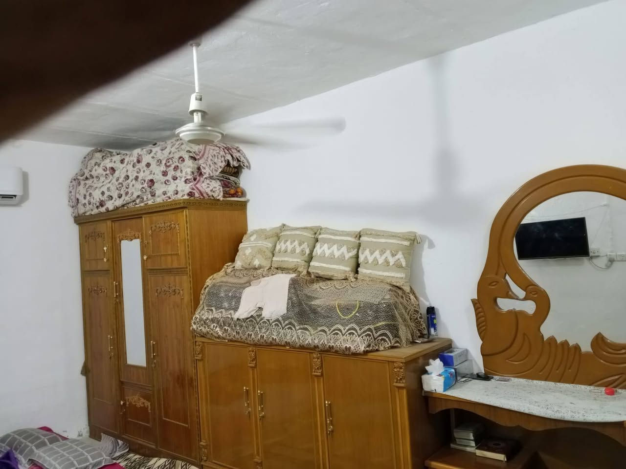 بيت للبيع 60 متر يتكون من غرفه وصاله ومطبخ بي درج دخاريج دخليه ومكشوفه وطارمه صغيره بعلو لفحل قريب علا جسر أمام علي رقم تلفون *********** سعر ب25
